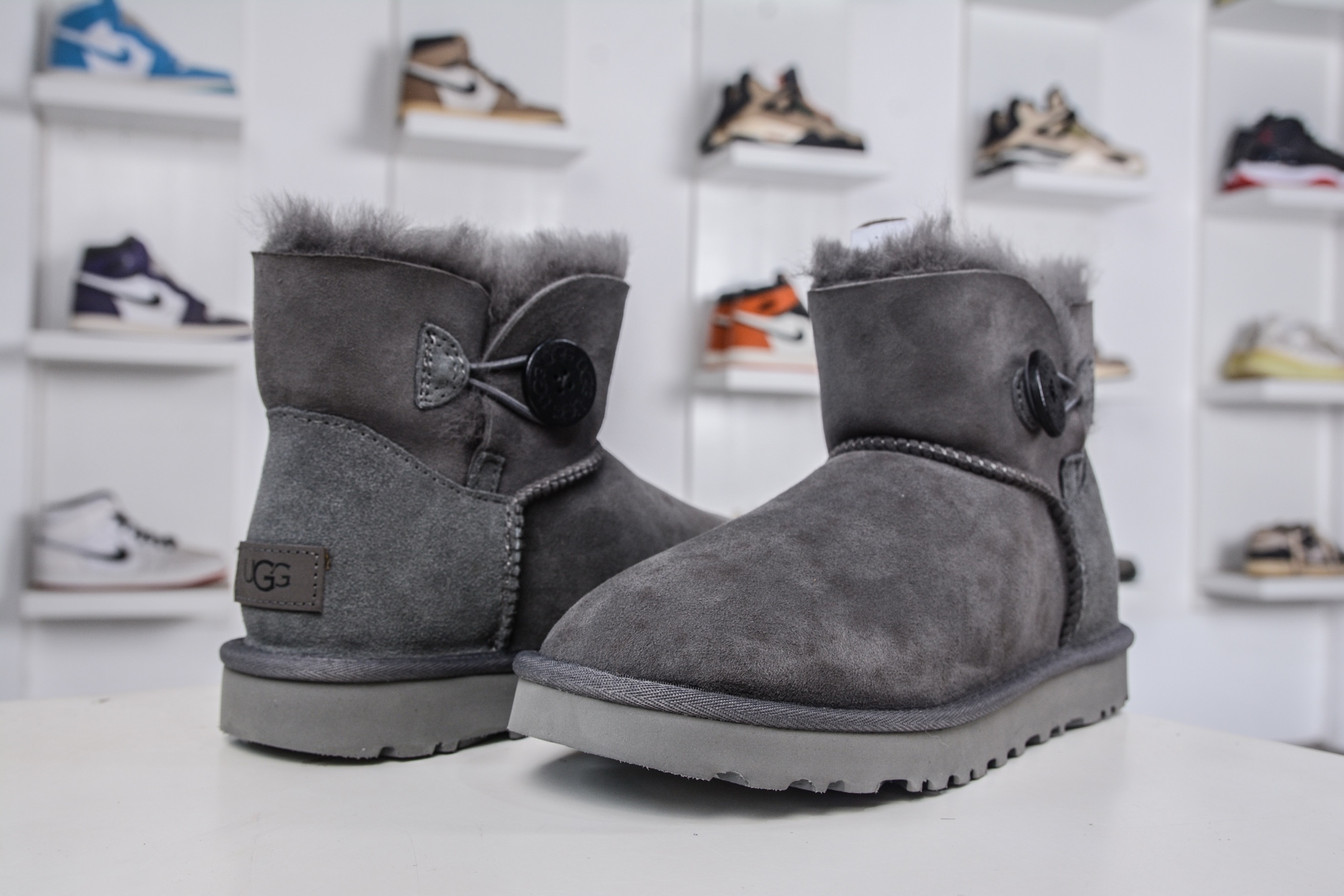 250 UGG MINI BAILEY BUTTON II 灰色 秋冬欧美风经典纽扣短筒平底套筒短靴雪地靴女靴 1016422-GREY
