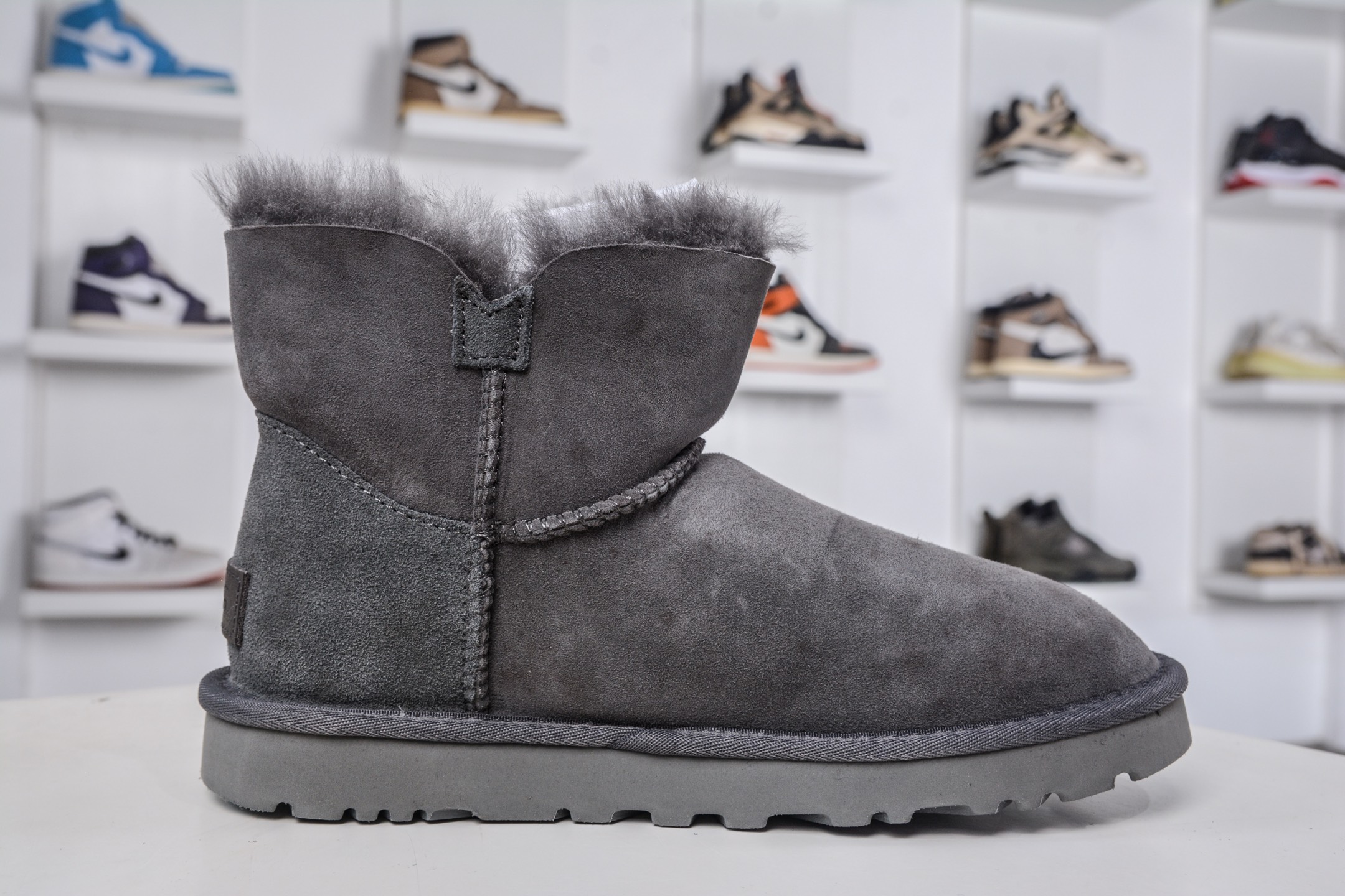 250 UGG MINI BAILEY BUTTON II 灰色 秋冬欧美风经典纽扣短筒平底套筒短靴雪地靴女靴 1016422-GREY