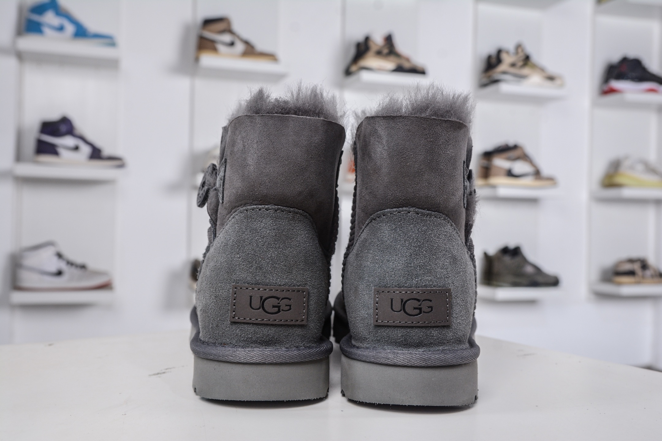 250 UGG MINI BAILEY BUTTON II 灰色 秋冬欧美风经典纽扣短筒平底套筒短靴雪地靴女靴 1016422-GREY