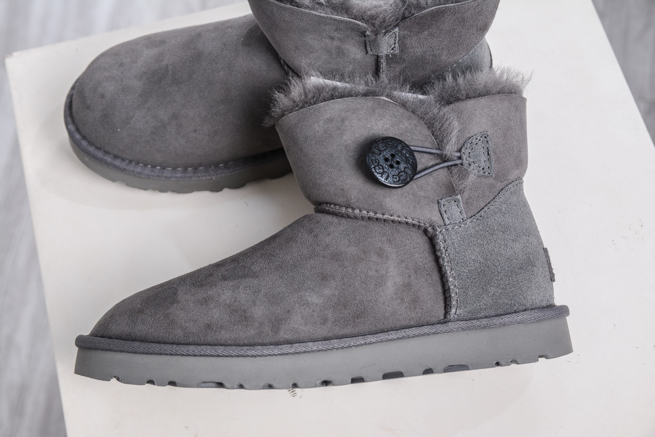 250 UGG MINI BAILEY BUTTON II 灰色 秋冬欧美风经典纽扣短筒平底套筒短靴雪地靴女靴 1016422-GREY