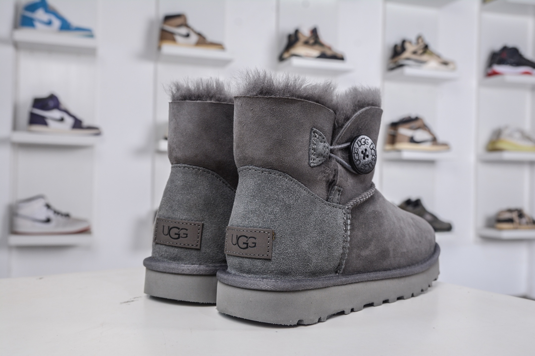 250 UGG MINI BAILEY BUTTON II 灰色 秋冬欧美风经典纽扣短筒平底套筒短靴雪地靴女靴 1016422-GREY