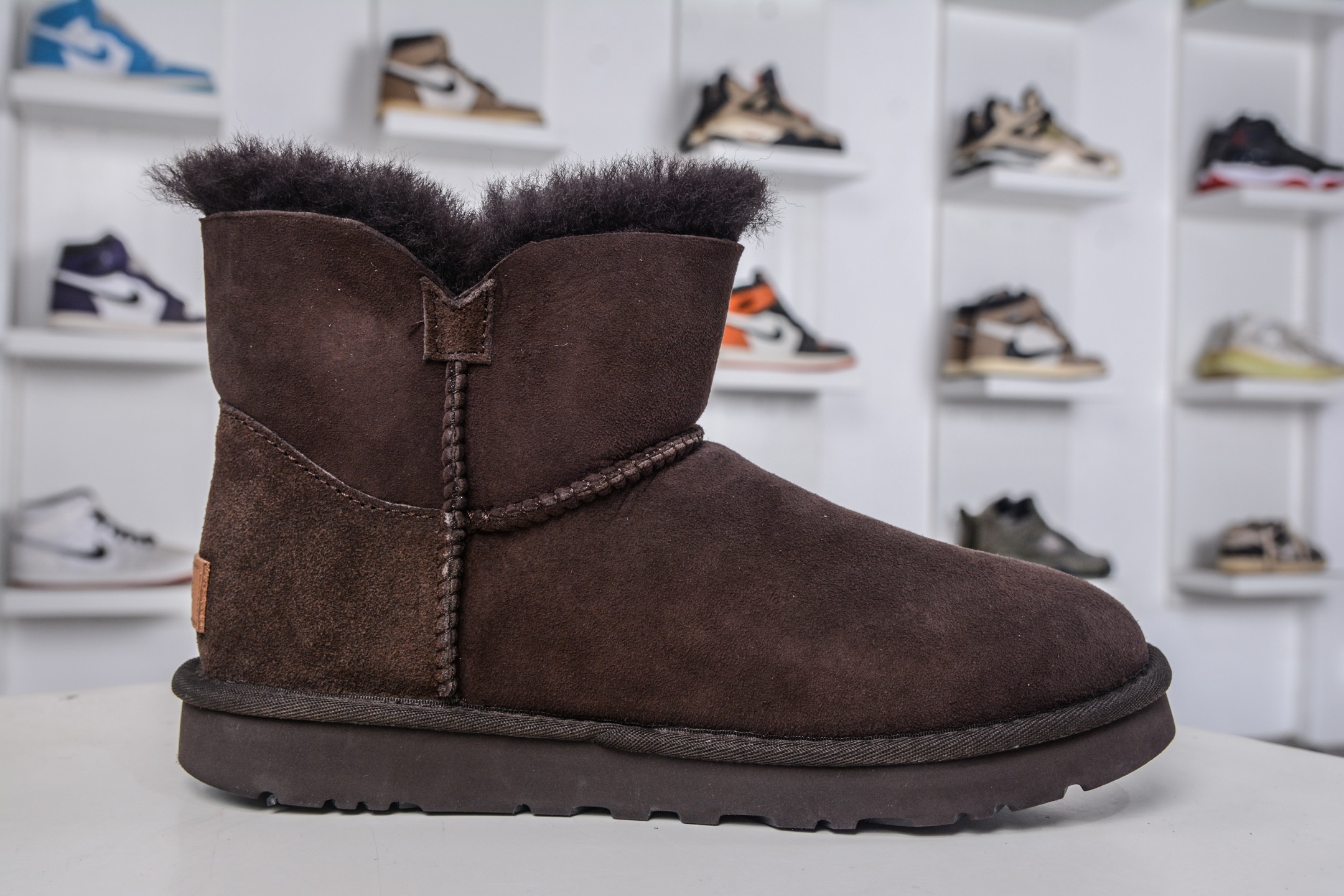 250 UGG MINI BAILEY BUTTON II 巧克力色 秋冬欧美风经典纽扣短筒平底套筒短靴雪地靴女靴 1016422-CHO