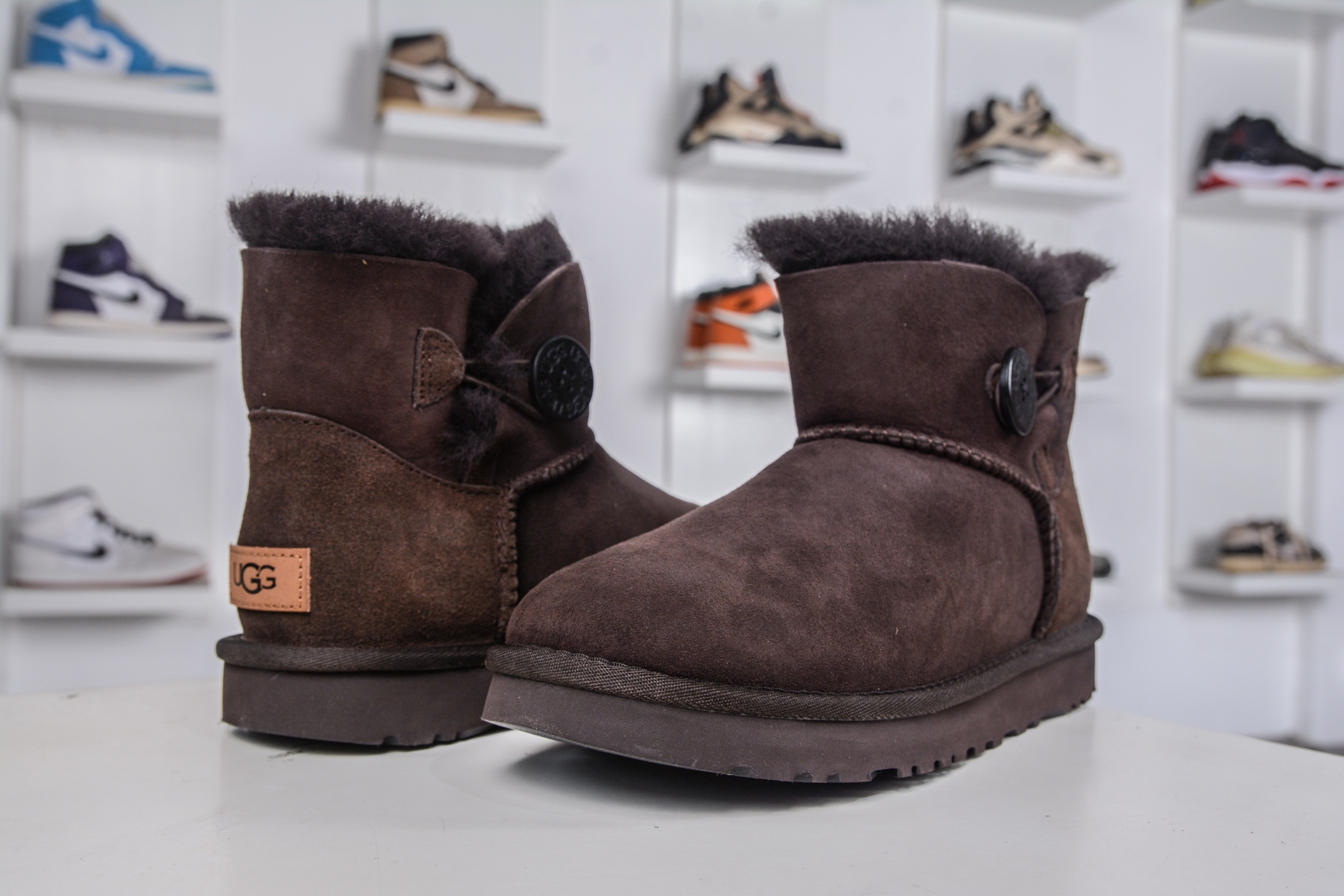 250 UGG MINI BAILEY BUTTON II 巧克力色 秋冬欧美风经典纽扣短筒平底套筒短靴雪地靴女靴 1016422-CHO