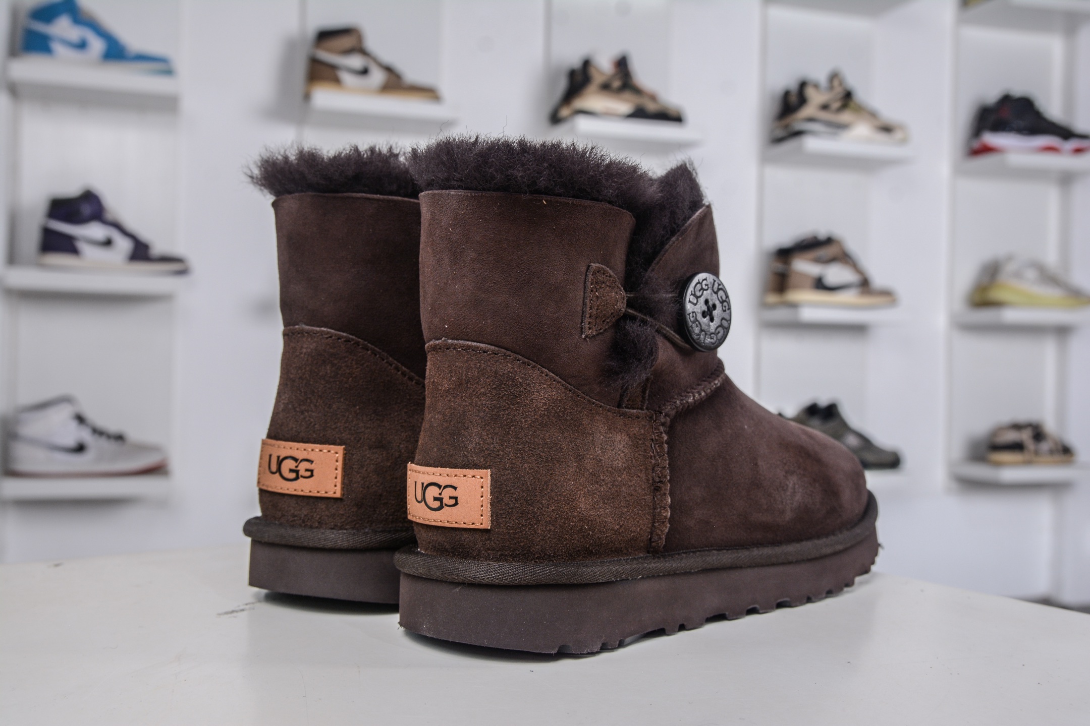 250 UGG MINI BAILEY BUTTON II 巧克力色 秋冬欧美风经典纽扣短筒平底套筒短靴雪地靴女靴 1016422-CHO