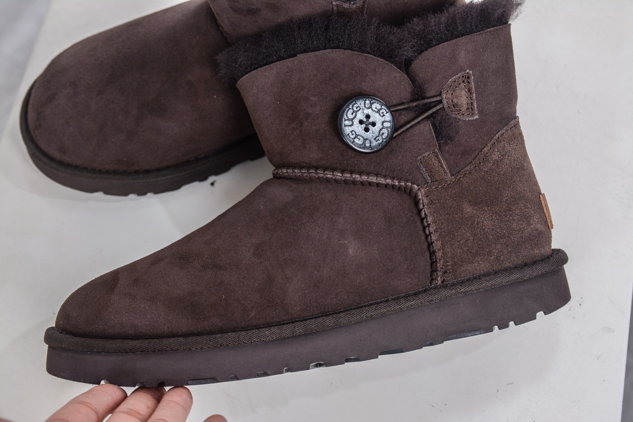 250 UGG MINI BAILEY BUTTON II 巧克力色 秋冬欧美风经典纽扣短筒平底套筒短靴雪地靴女靴 1016422-CHO