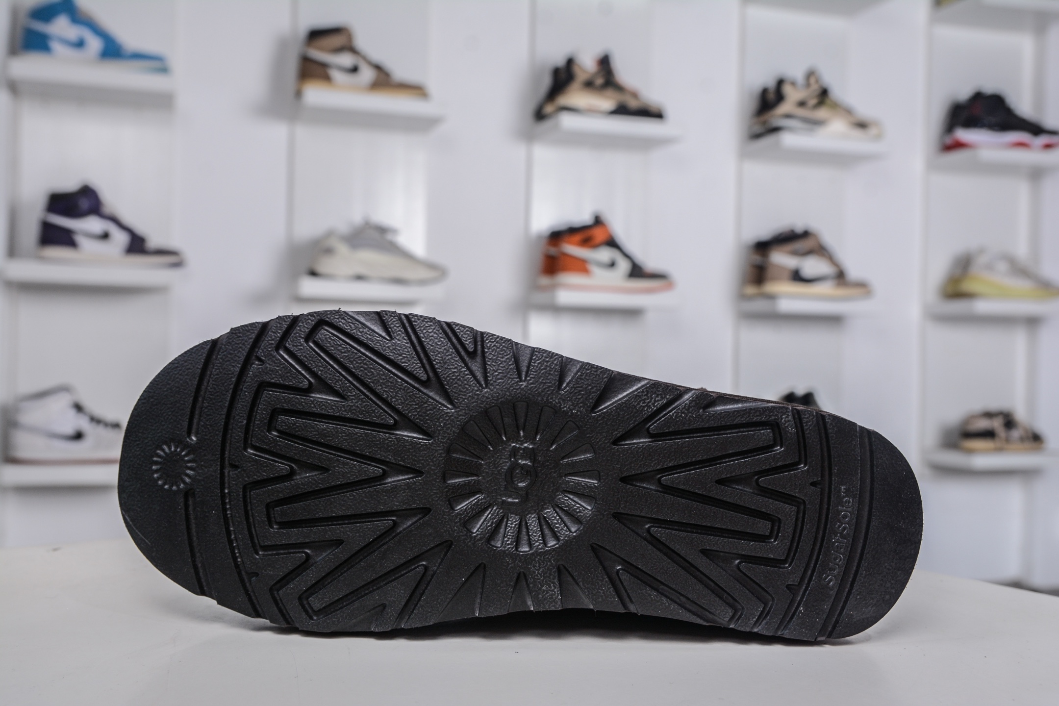 250 UGG MINI BAILEY BUTTON II 巧克力色 秋冬欧美风经典纽扣短筒平底套筒短靴雪地靴女靴 1016422-CHO