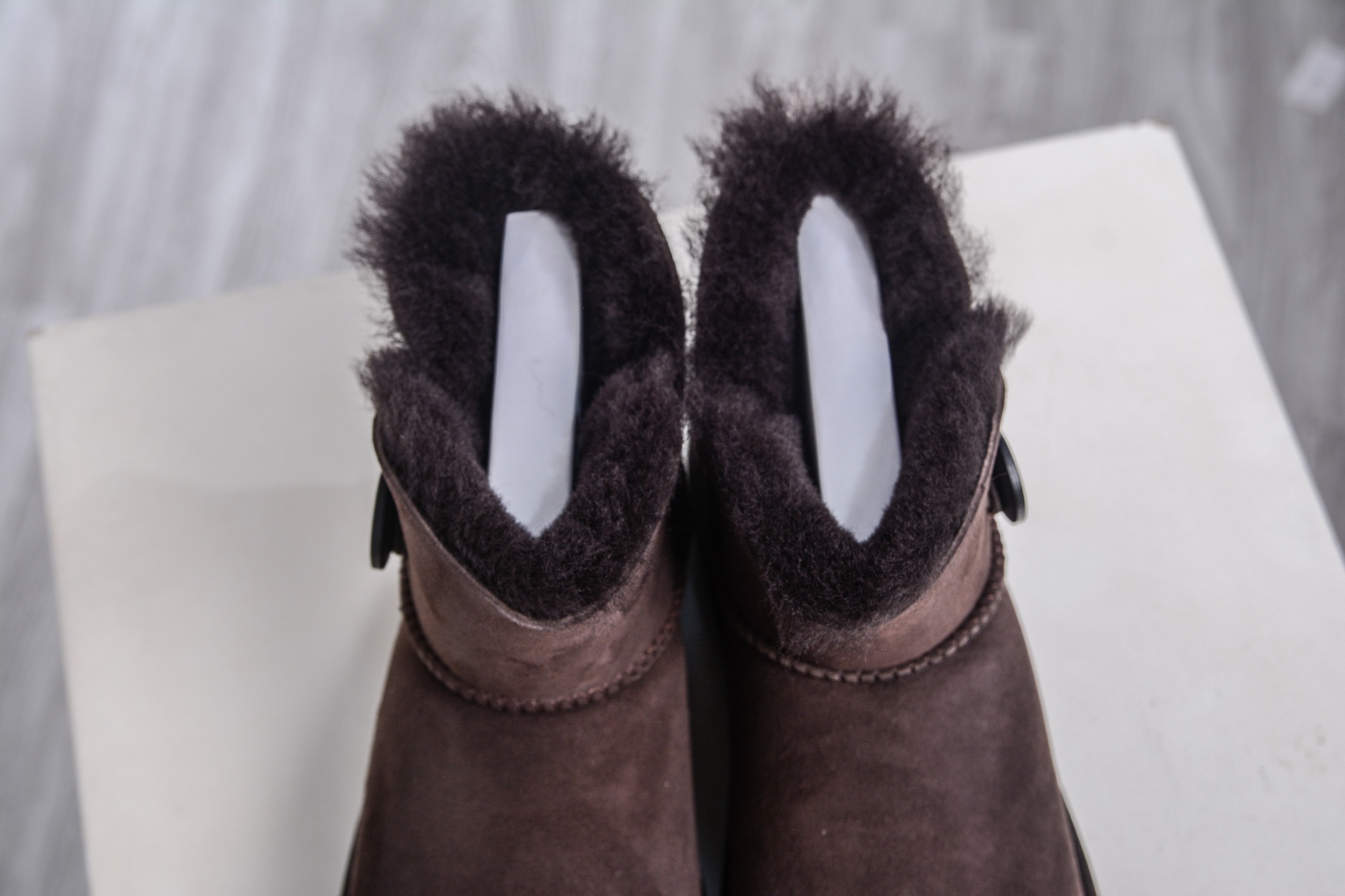 250 UGG MINI BAILEY BUTTON II 巧克力色 秋冬欧美风经典纽扣短筒平底套筒短靴雪地靴女靴 1016422-CHO
