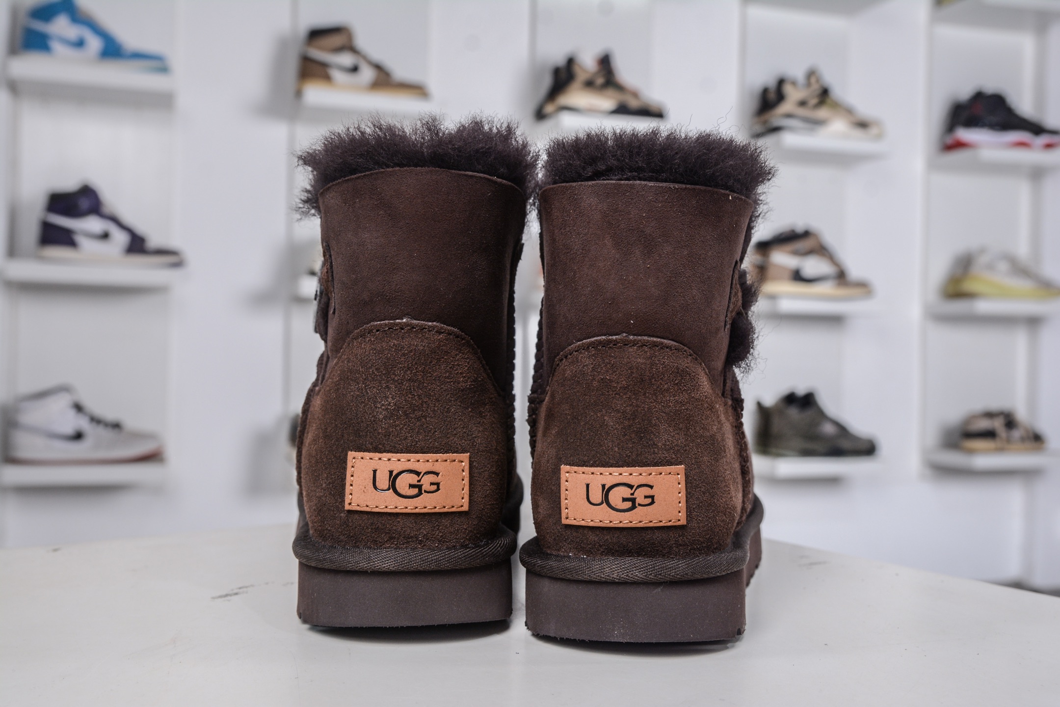 250 UGG MINI BAILEY BUTTON II 巧克力色 秋冬欧美风经典纽扣短筒平底套筒短靴雪地靴女靴 1016422-CHO