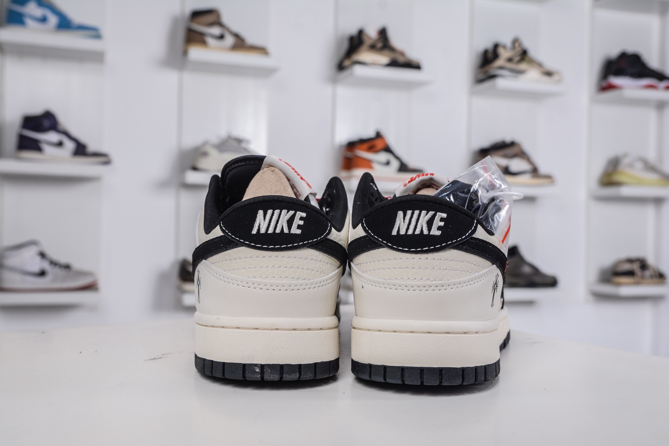 270 Air Jordan AJ1 Low X Chrome Hearts 低帮联名克罗心-白黑红爱心拼花 SR8888-011