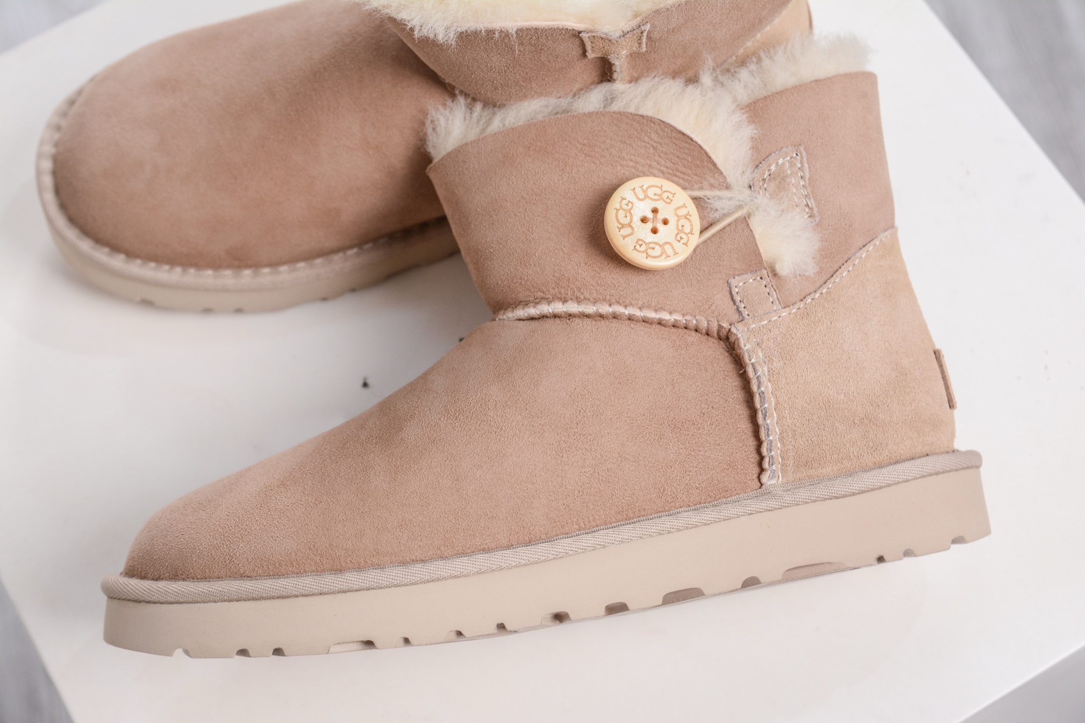 220 UGG MINI BAILEY BUTTON II 沙色 秋冬欧美风经典纽扣短筒平底套筒短靴雪地靴女靴 1016422-SAND