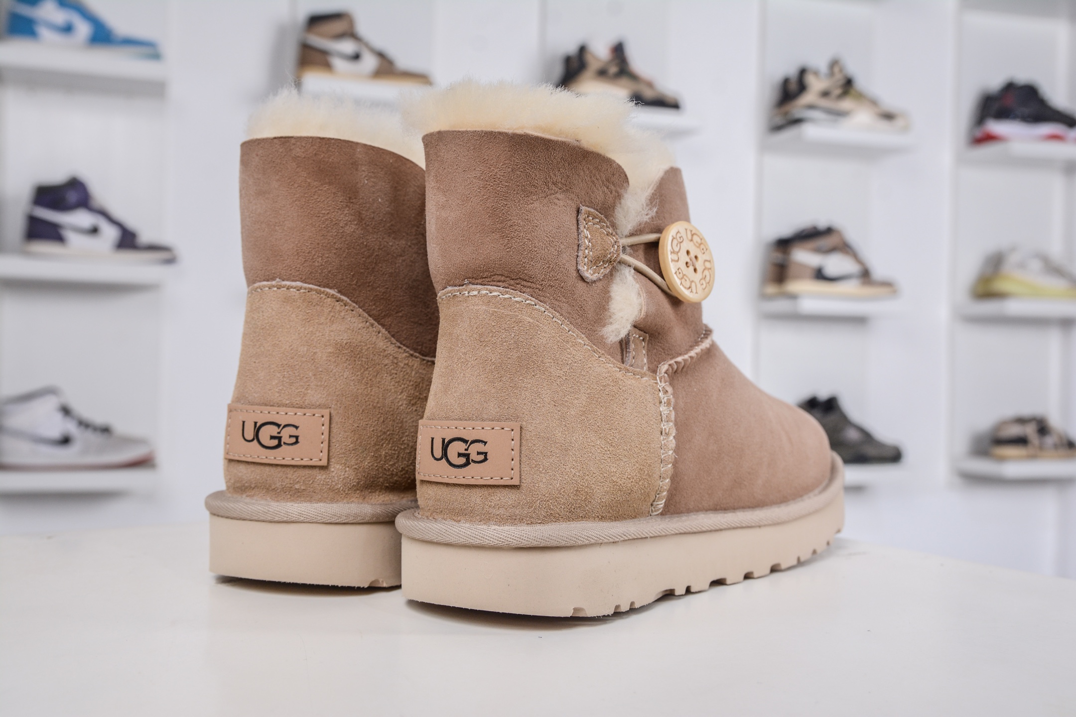 220 UGG MINI BAILEY BUTTON II 沙色 秋冬欧美风经典纽扣短筒平底套筒短靴雪地靴女靴 1016422-SAND