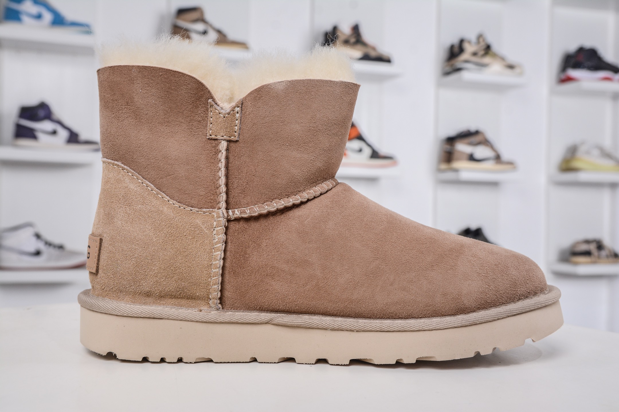 220 UGG MINI BAILEY BUTTON II 沙色 秋冬欧美风经典纽扣短筒平底套筒短靴雪地靴女靴 1016422-SAND