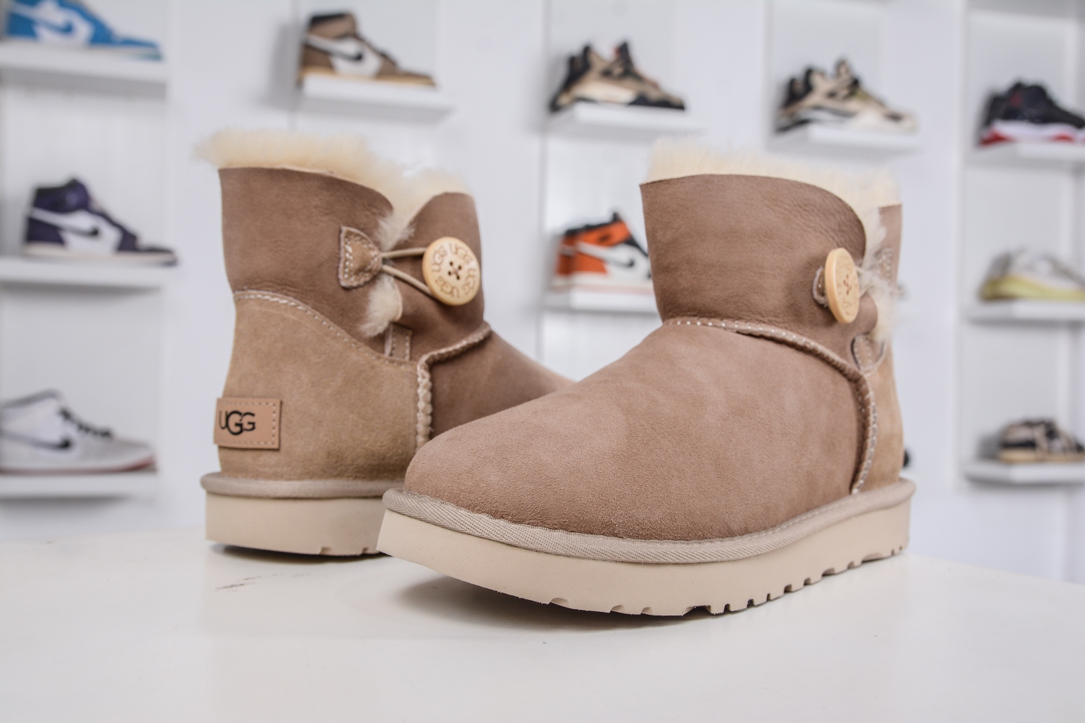 220 UGG MINI BAILEY BUTTON II 沙色 秋冬欧美风经典纽扣短筒平底套筒短靴雪地靴女靴 1016422-SAND