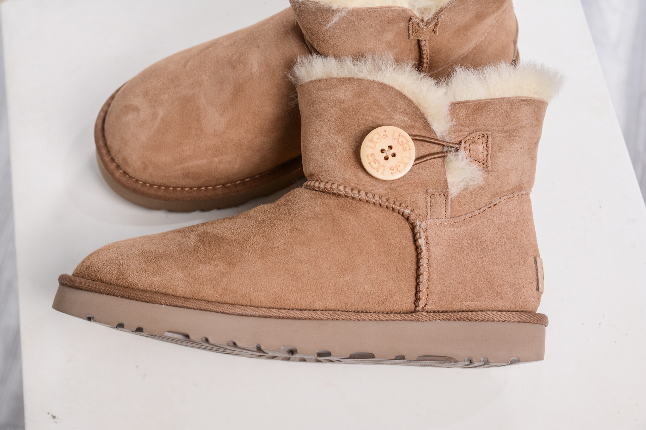 220 UGG MINI BAILEY BUTTON II 栗色 秋冬欧美风经典纽扣短筒平底套筒短靴雪地靴女靴 1016422-CHE