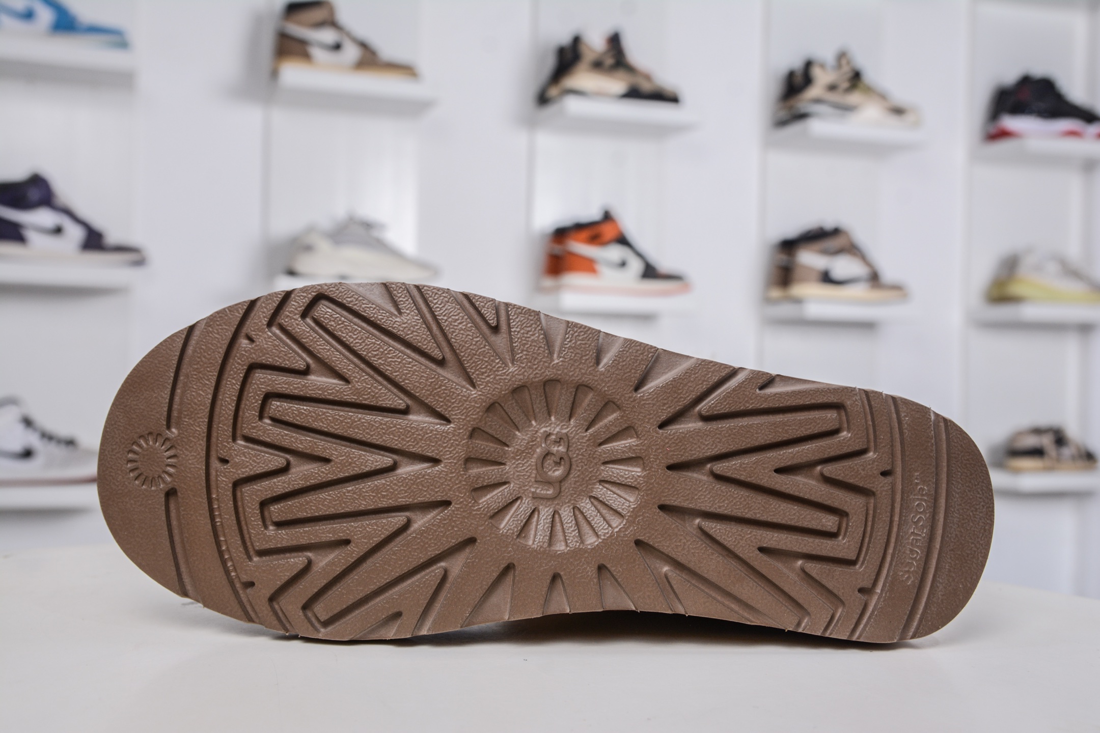 220 UGG MINI BAILEY BUTTON II 栗色 秋冬欧美风经典纽扣短筒平底套筒短靴雪地靴女靴 1016422-CHE