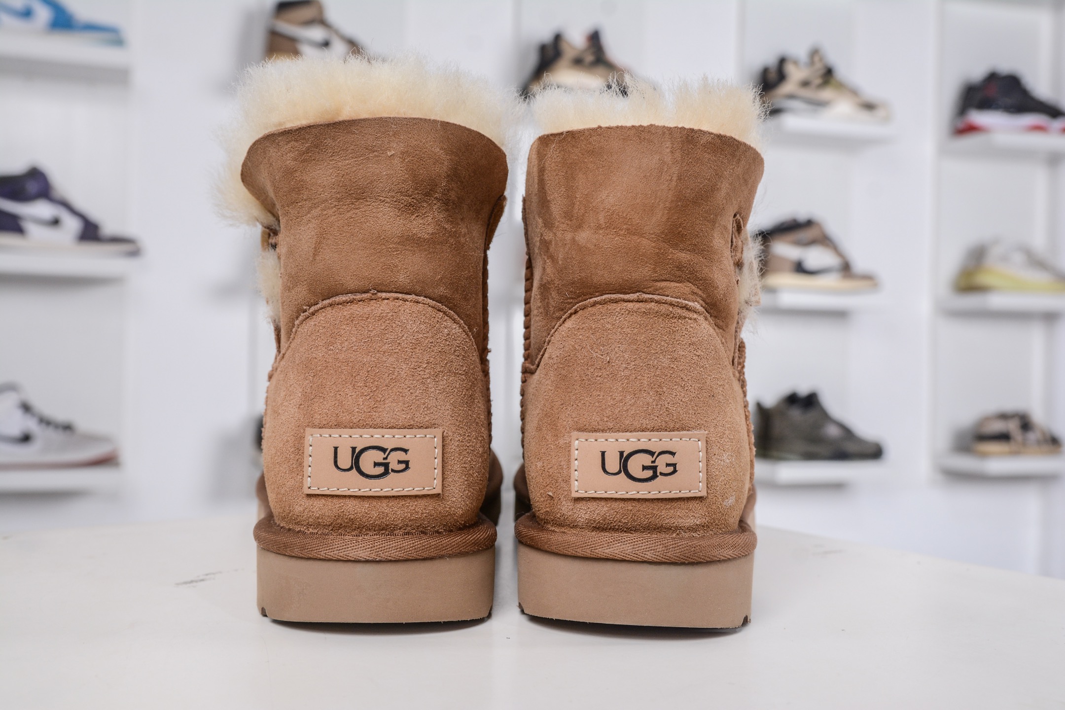 220 UGG MINI BAILEY BUTTON II 栗色 秋冬欧美风经典纽扣短筒平底套筒短靴雪地靴女靴 1016422-CHE