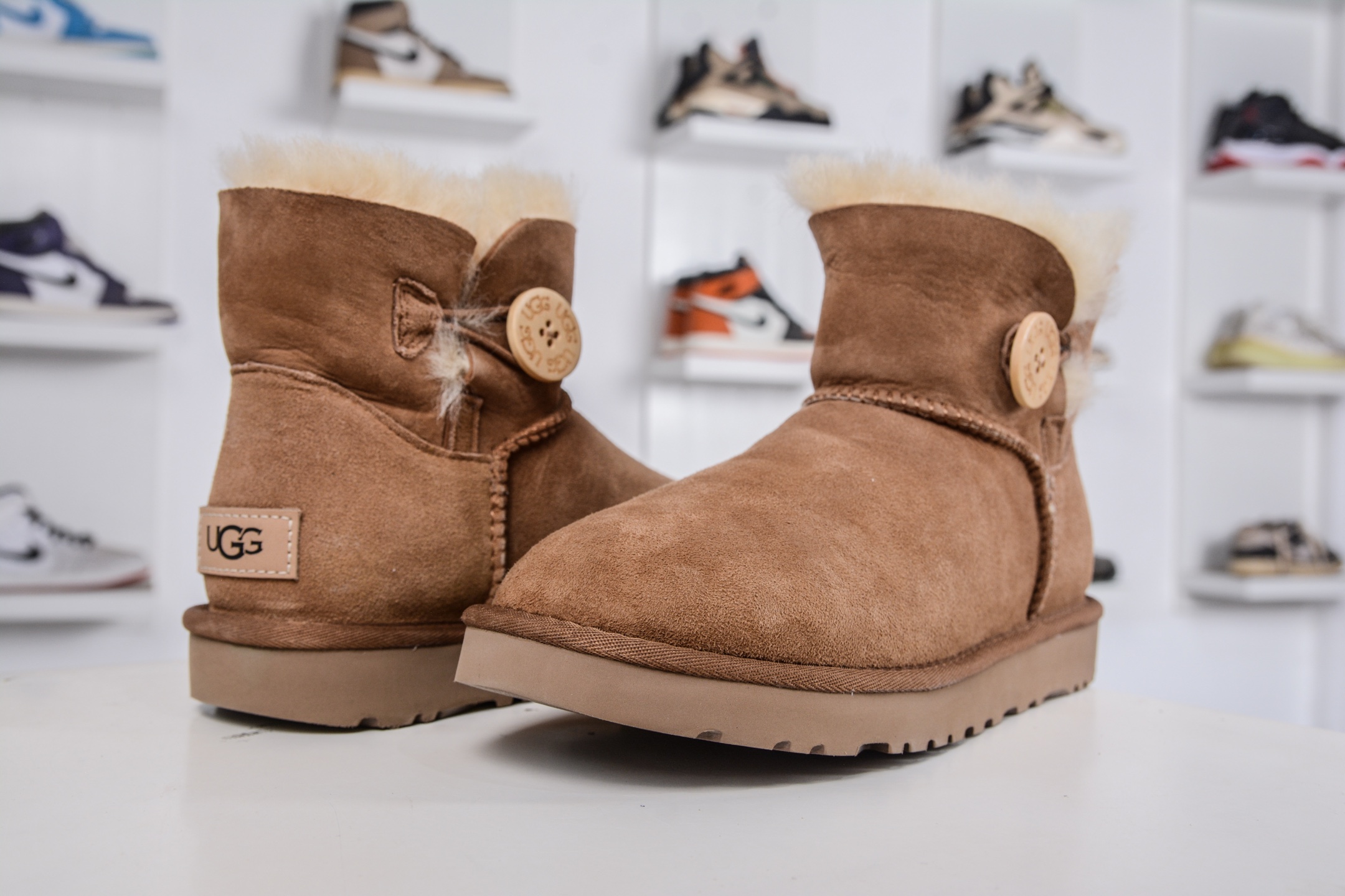 220 UGG MINI BAILEY BUTTON II 栗色 秋冬欧美风经典纽扣短筒平底套筒短靴雪地靴女靴 1016422-CHE