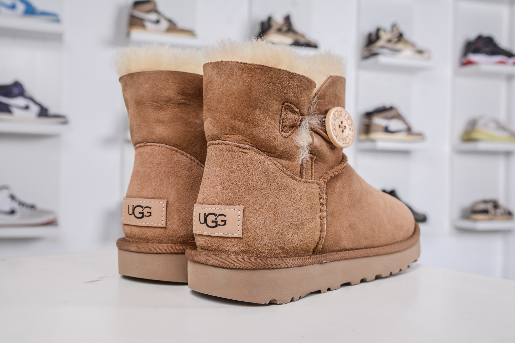 220 UGG MINI BAILEY BUTTON II 栗色 秋冬欧美风经典纽扣短筒平底套筒短靴雪地靴女靴 1016422-CHE