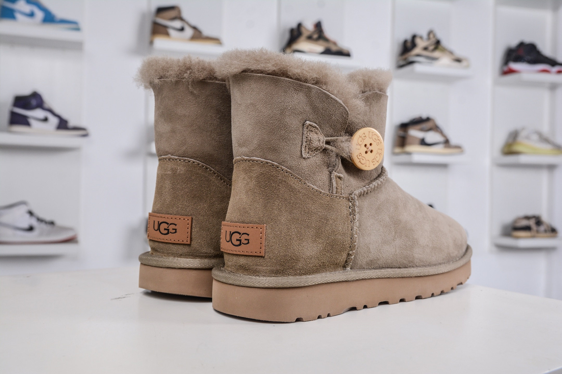 220 UGG MINI BAILEY BUTTON II 棕色 秋冬欧美风经典纽扣短筒平底套筒短靴雪地靴女靴 1016422-ALP
