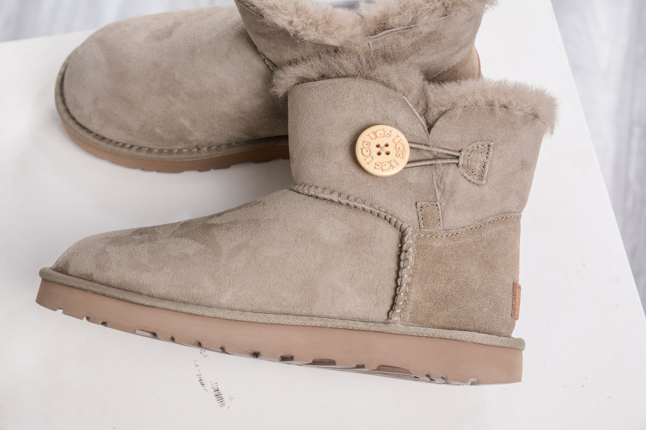 220 UGG MINI BAILEY BUTTON II 棕色 秋冬欧美风经典纽扣短筒平底套筒短靴雪地靴女靴 1016422-ALP