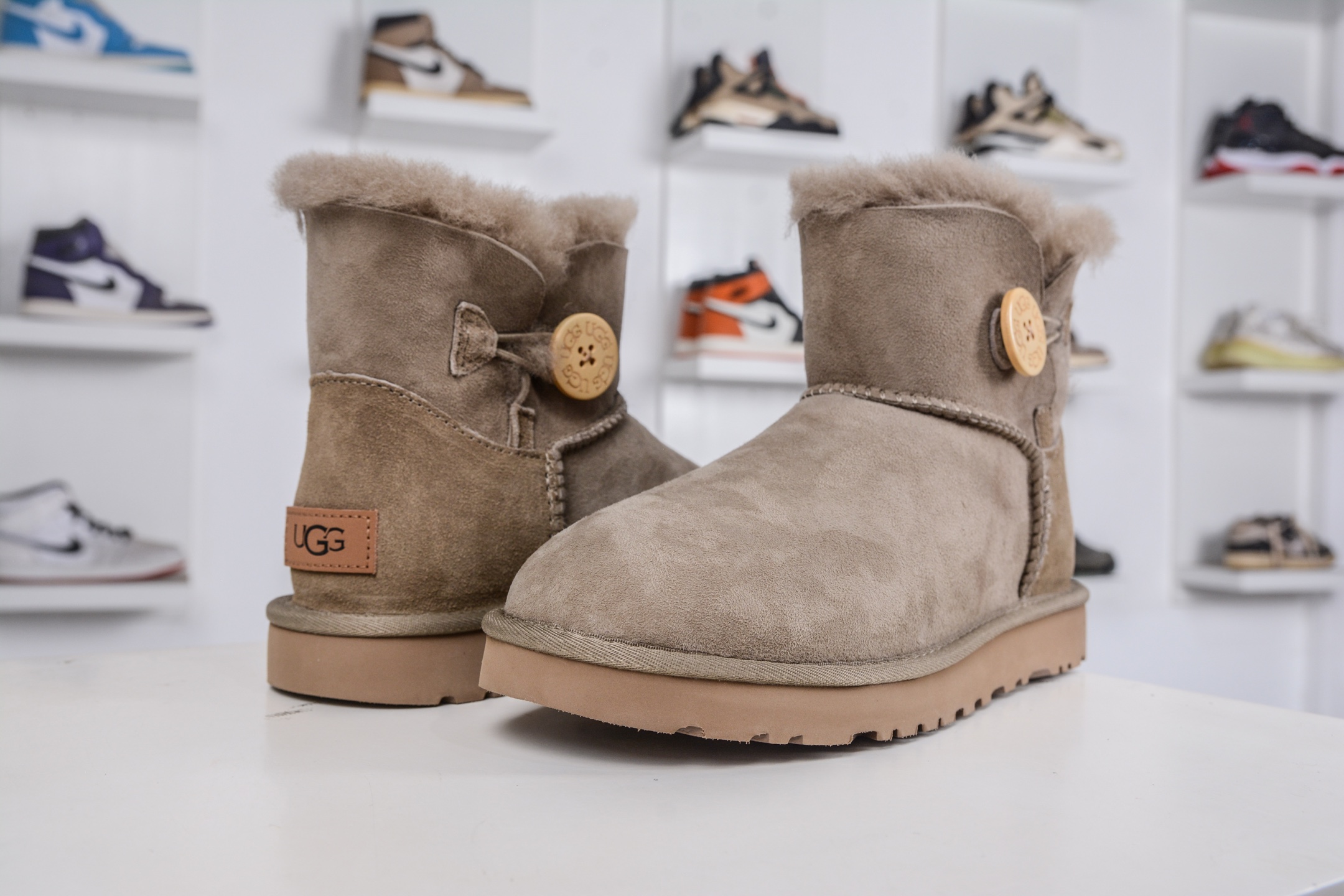220 UGG MINI BAILEY BUTTON II 棕色 秋冬欧美风经典纽扣短筒平底套筒短靴雪地靴女靴 1016422-ALP