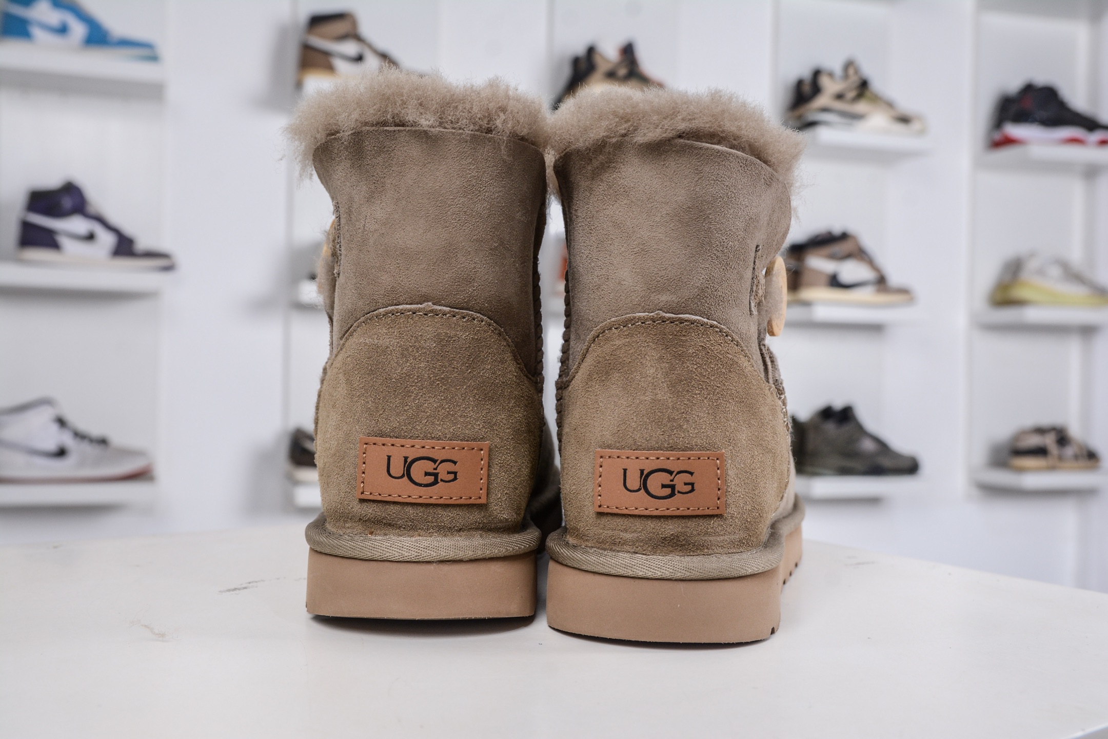 220 UGG MINI BAILEY BUTTON II 棕色 秋冬欧美风经典纽扣短筒平底套筒短靴雪地靴女靴 1016422-ALP