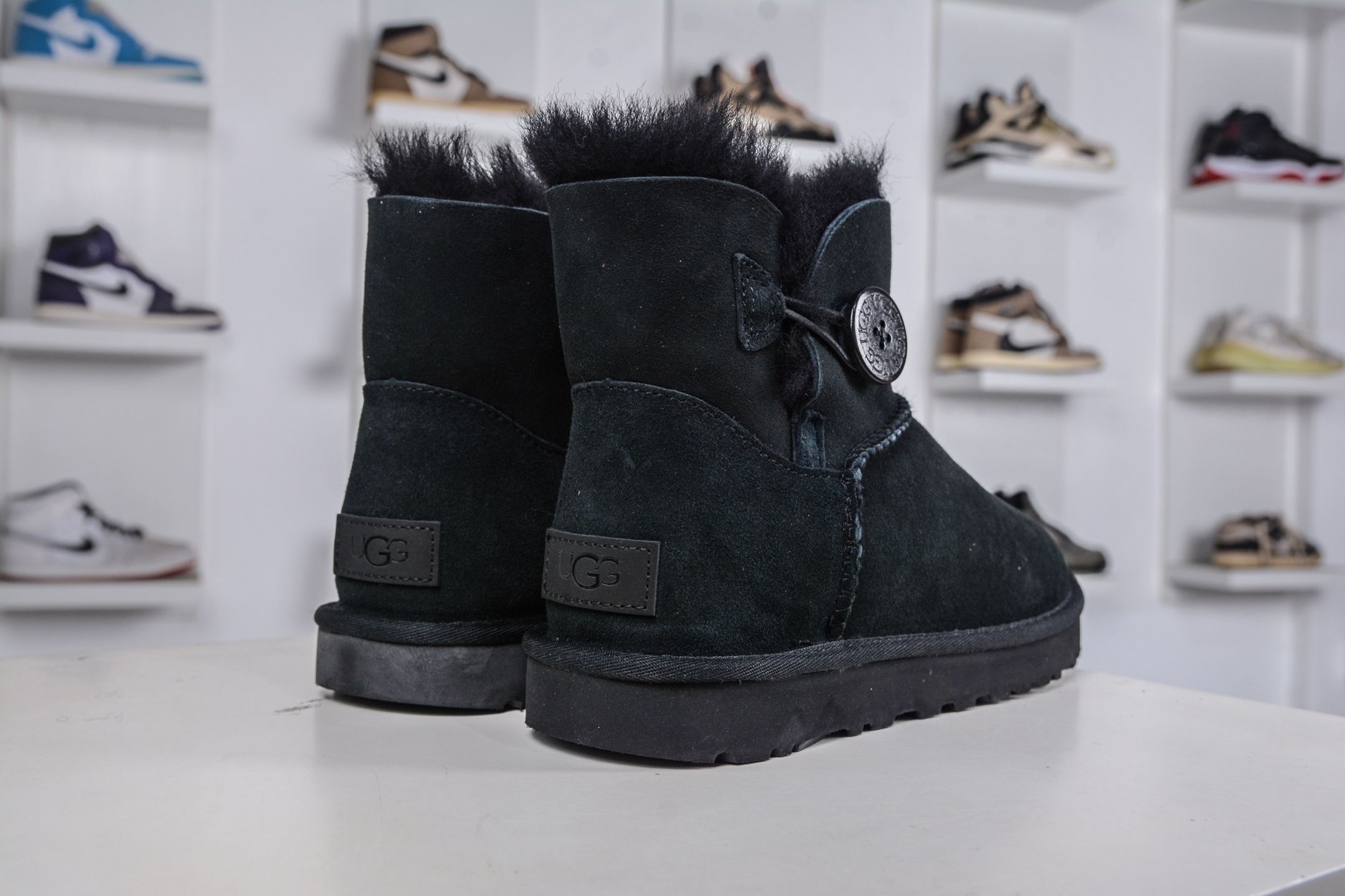 220 UGG MINI BAILEY BUTTON II 黑色 秋冬欧美风经典纽扣短筒平底套筒短靴雪地靴女靴 1016422-BLK