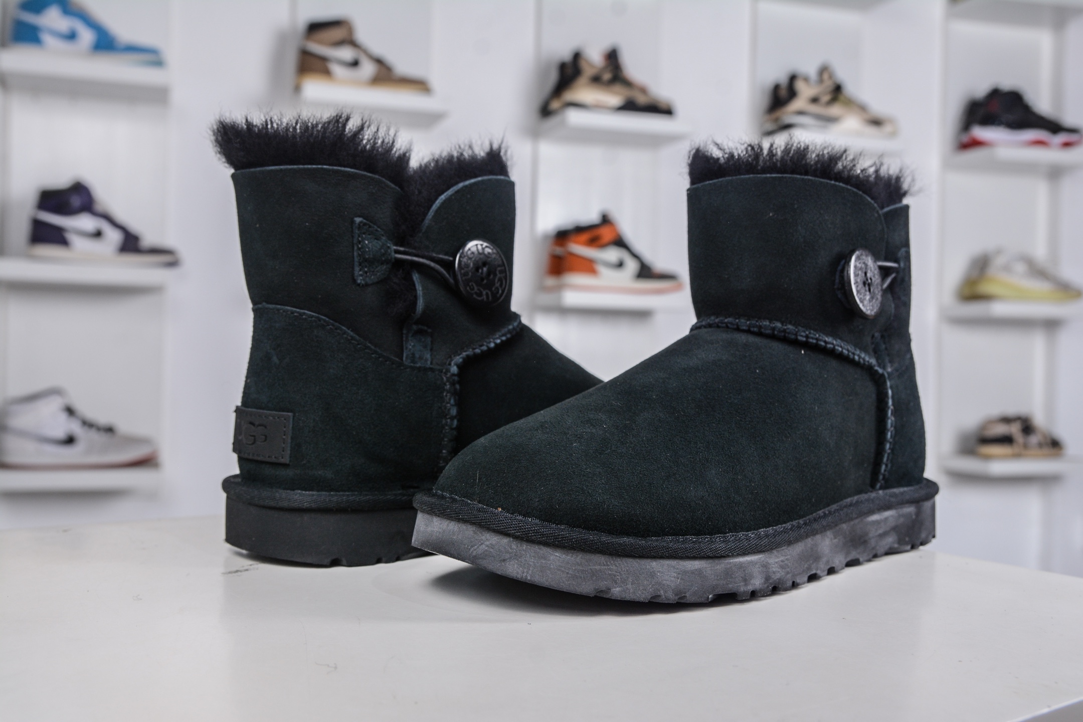 220 UGG MINI BAILEY BUTTON II 黑色 秋冬欧美风经典纽扣短筒平底套筒短靴雪地靴女靴 1016422-BLK