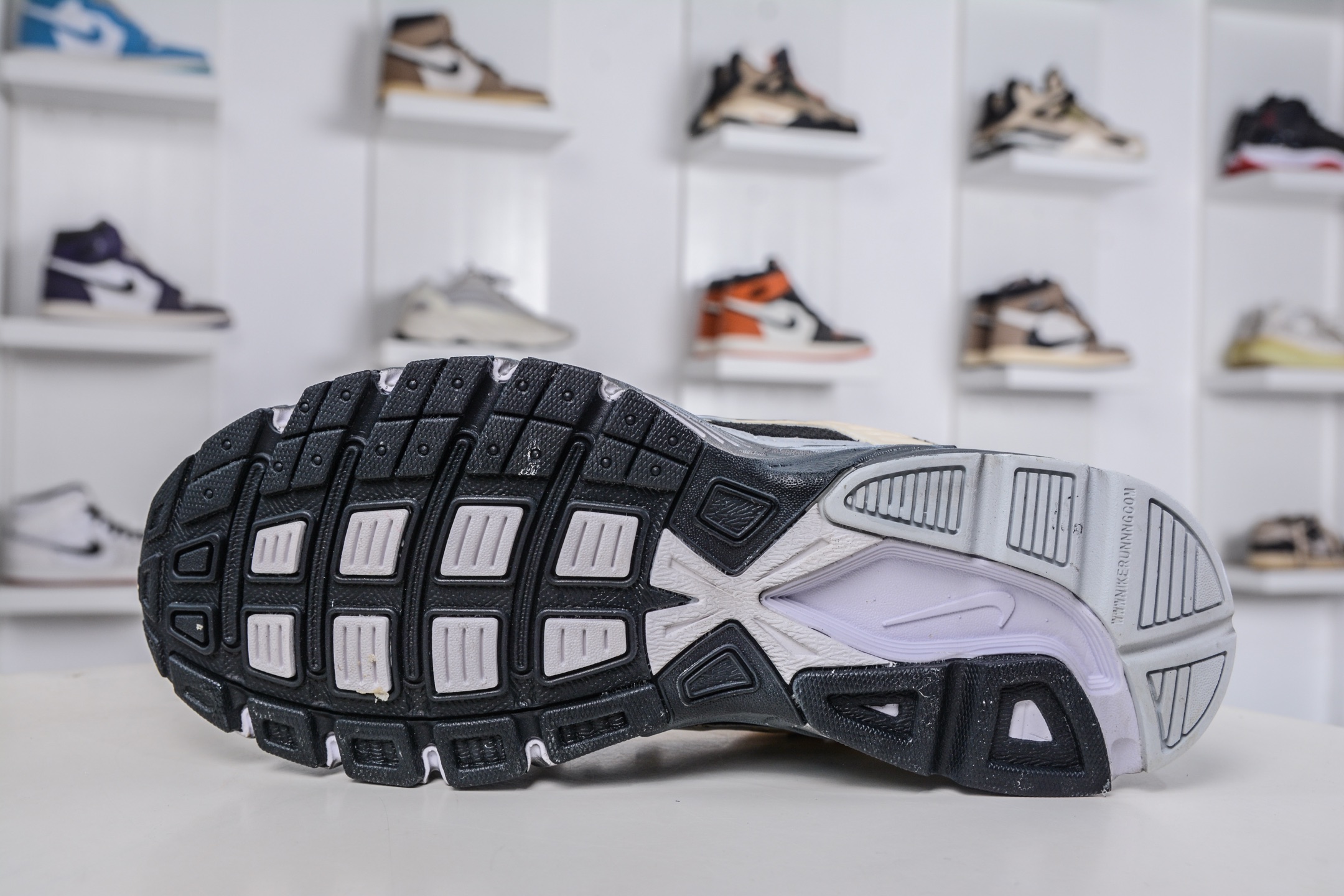 260 NIKE INITIAOR创始者系列复古休闲运动舒适跑鞋 394055-100