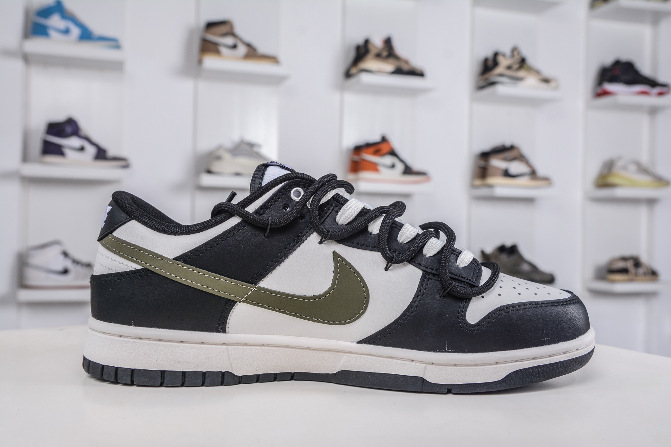 Nike Dunk Low 山居冷茶 此款鞋身大面积选用纯白皮革 BG0512-083