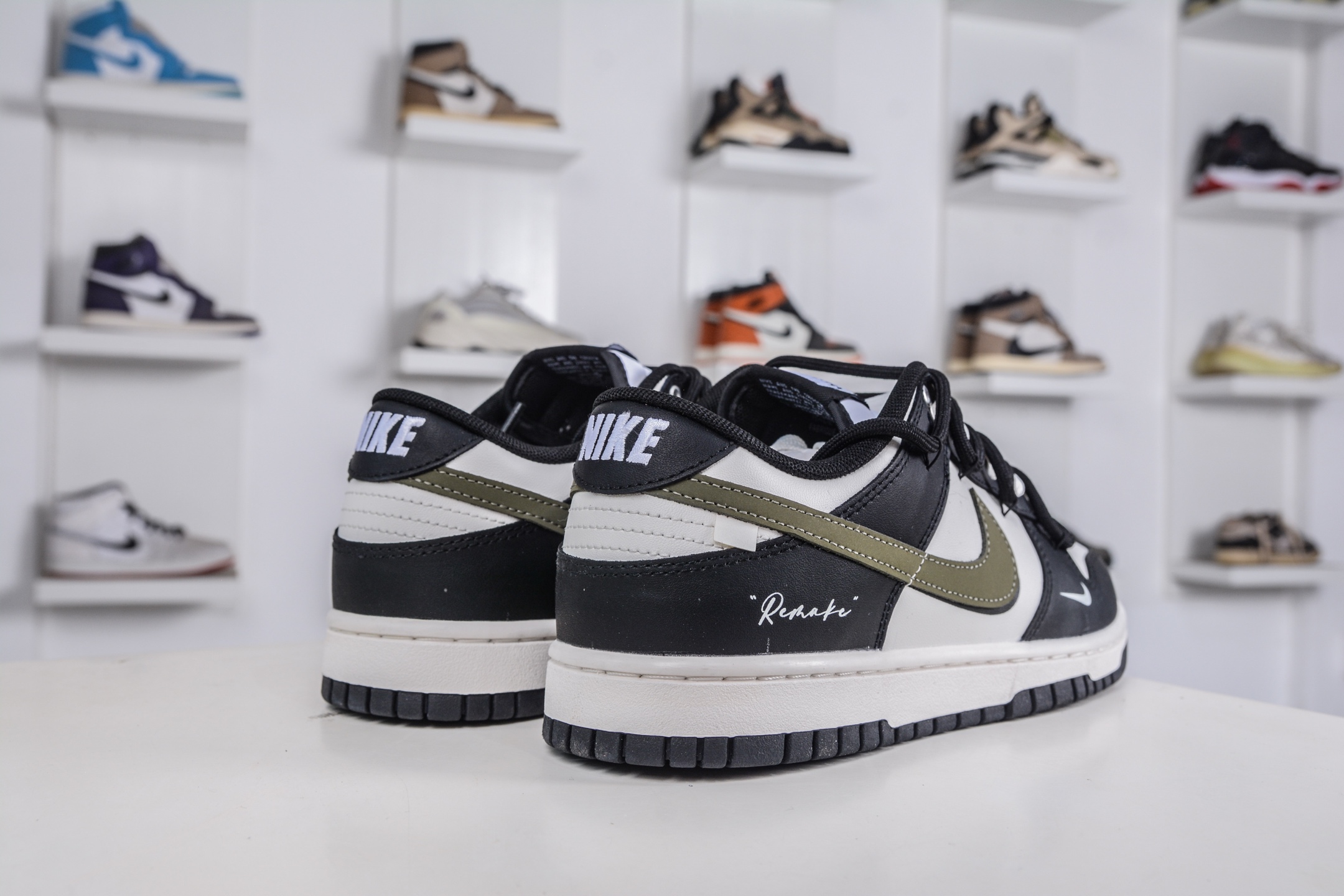 Nike Dunk Low 山居冷茶 此款鞋身大面积选用纯白皮革 BG0512-083