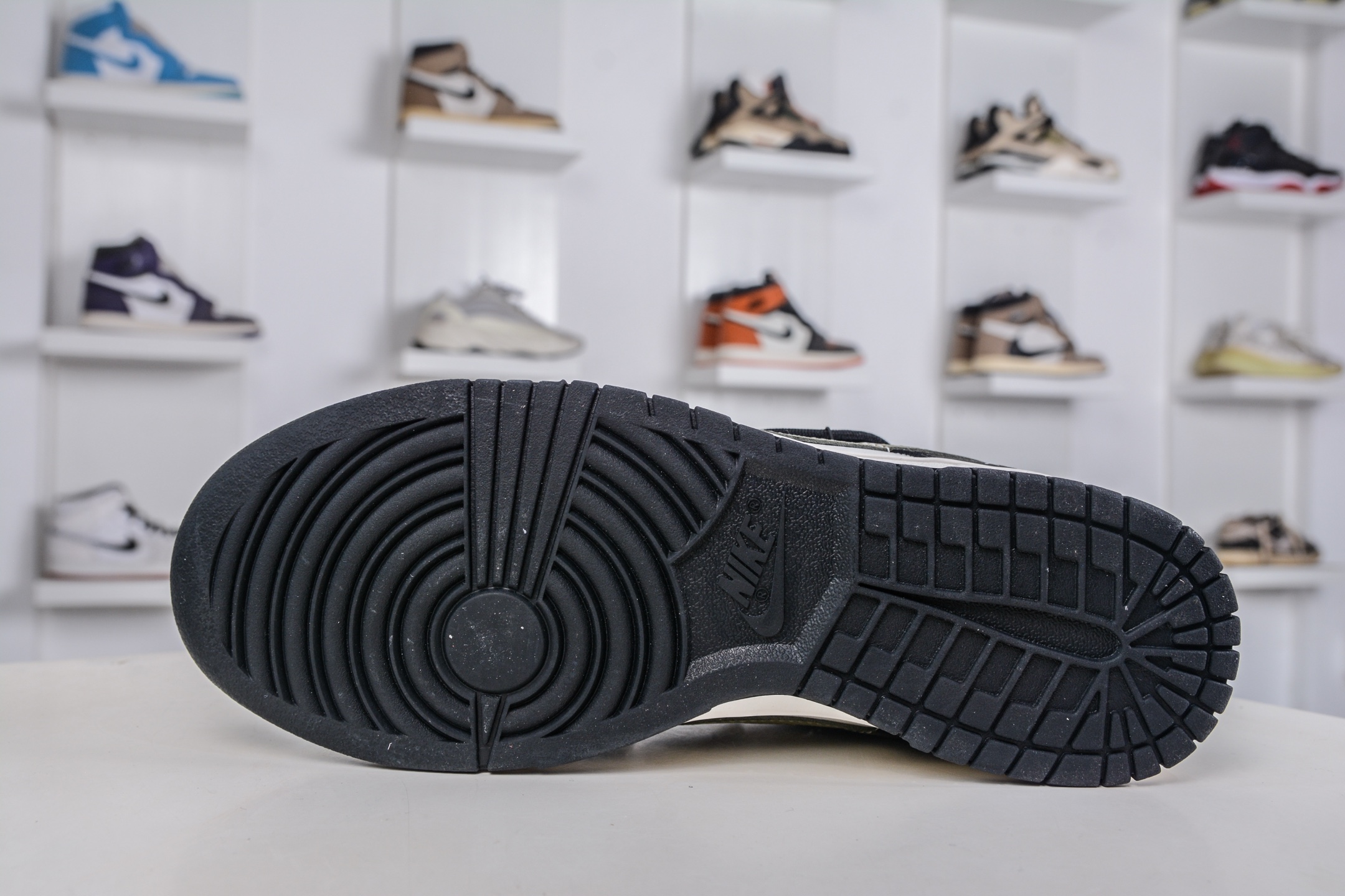 Nike Dunk Low 山居冷茶 此款鞋身大面积选用纯白皮革 BG0512-083