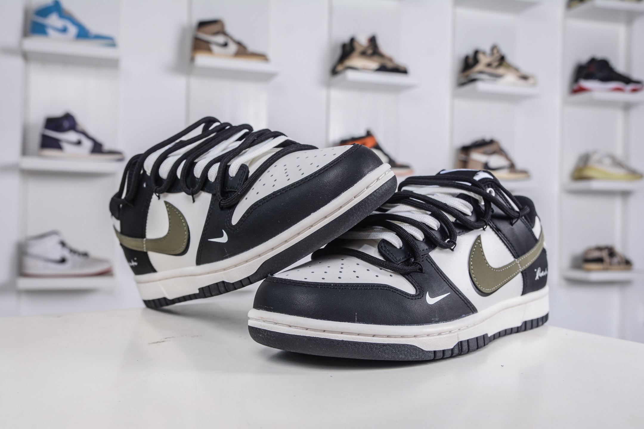 Nike Dunk Low 山居冷茶 此款鞋身大面积选用纯白皮革 BG0512-083