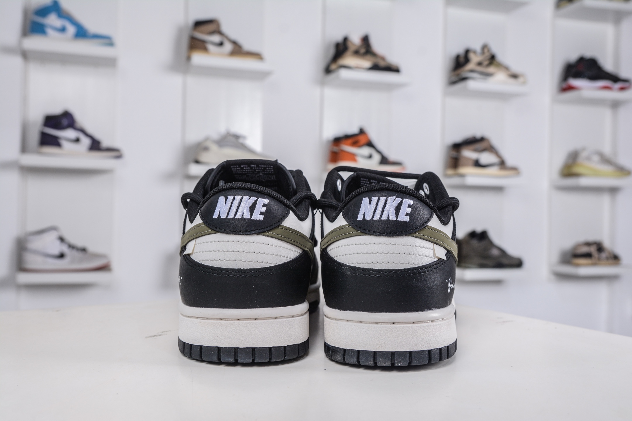 Nike Dunk Low 山居冷茶 此款鞋身大面积选用纯白皮革 BG0512-083