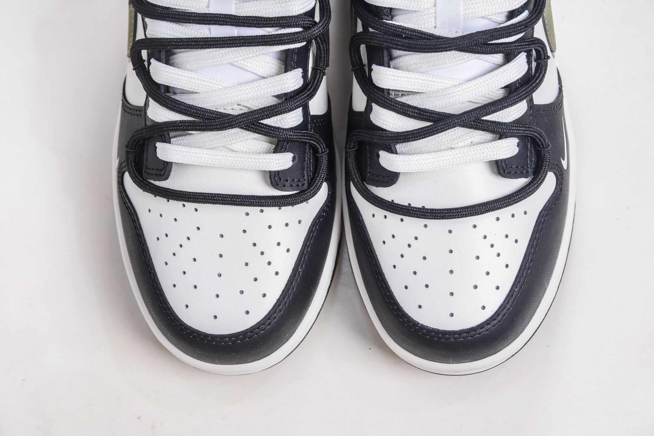 Nike Dunk Low 山居冷茶 此款鞋身大面积选用纯白皮革 BG0512-083