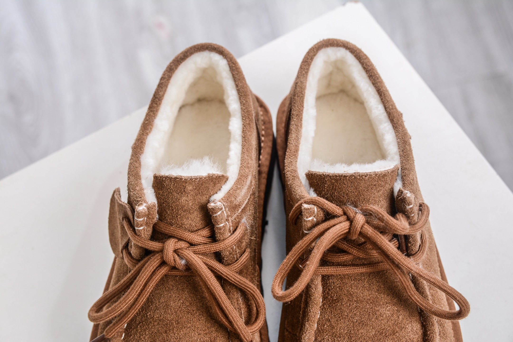 300 UGG 巴恩风格 复古袋鼠鞋 栗色 来自巴恩风复古美学和都市漫步松弛感-Chinese UA Cheap High Quatity Brand Clothes Bags handbags Sneakers wholesale wholesaler seller from China Factory suppliers Fashion Clothing Shoes best Quality Beautiful Price 300 UGG 巴恩风格 复古袋鼠鞋 栗色 来自巴恩风复古美学和都市漫步松弛感