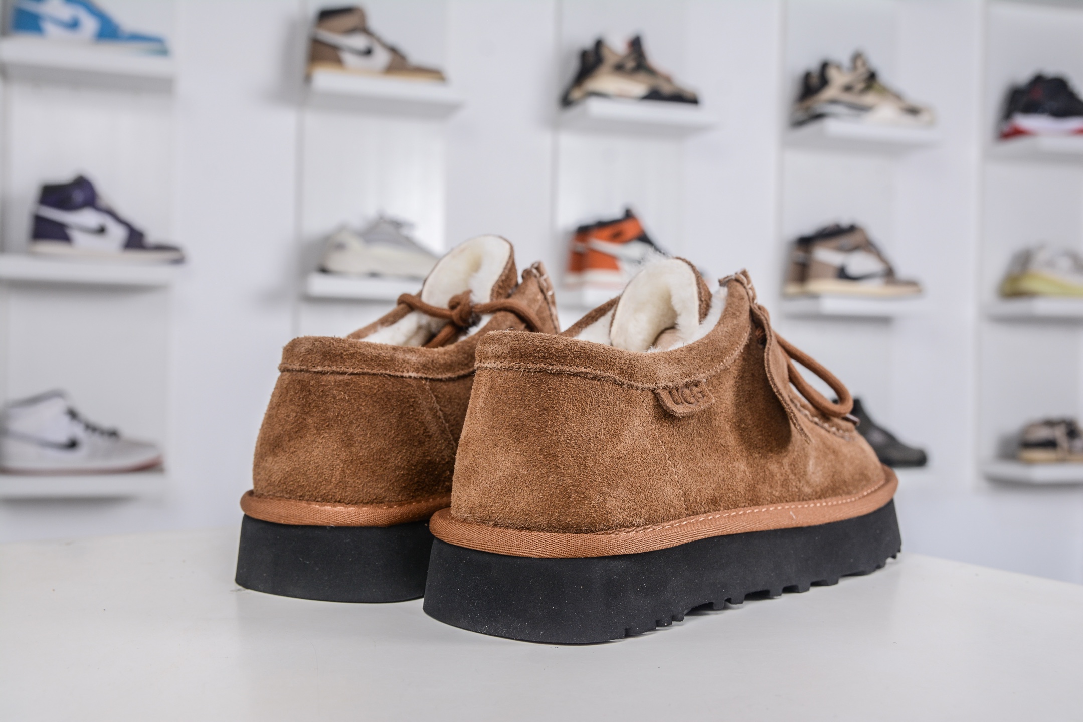 300 UGG 巴恩风格 复古袋鼠鞋 栗色 来自巴恩风复古美学和都市漫步松弛感-Chinese UA Cheap High Quatity Brand Clothes Bags handbags Sneakers wholesale wholesaler seller from China Factory suppliers Fashion Clothing Shoes best Quality Beautiful Price 300 UGG 巴恩风格 复古袋鼠鞋 栗色 来自巴恩风复古美学和都市漫步松弛感