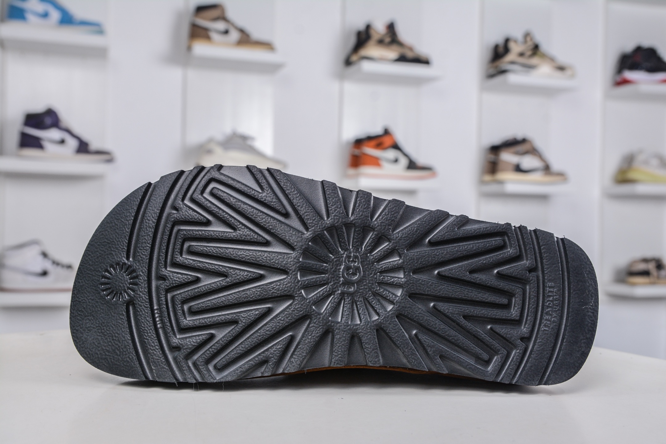 300 UGG 巴恩风格 复古袋鼠鞋 栗色 来自巴恩风复古美学和都市漫步松弛感-Chinese UA Cheap High Quatity Brand Clothes Bags handbags Sneakers wholesale wholesaler seller from China Factory suppliers Fashion Clothing Shoes best Quality Beautiful Price 300 UGG 巴恩风格 复古袋鼠鞋 栗色 来自巴恩风复古美学和都市漫步松弛感