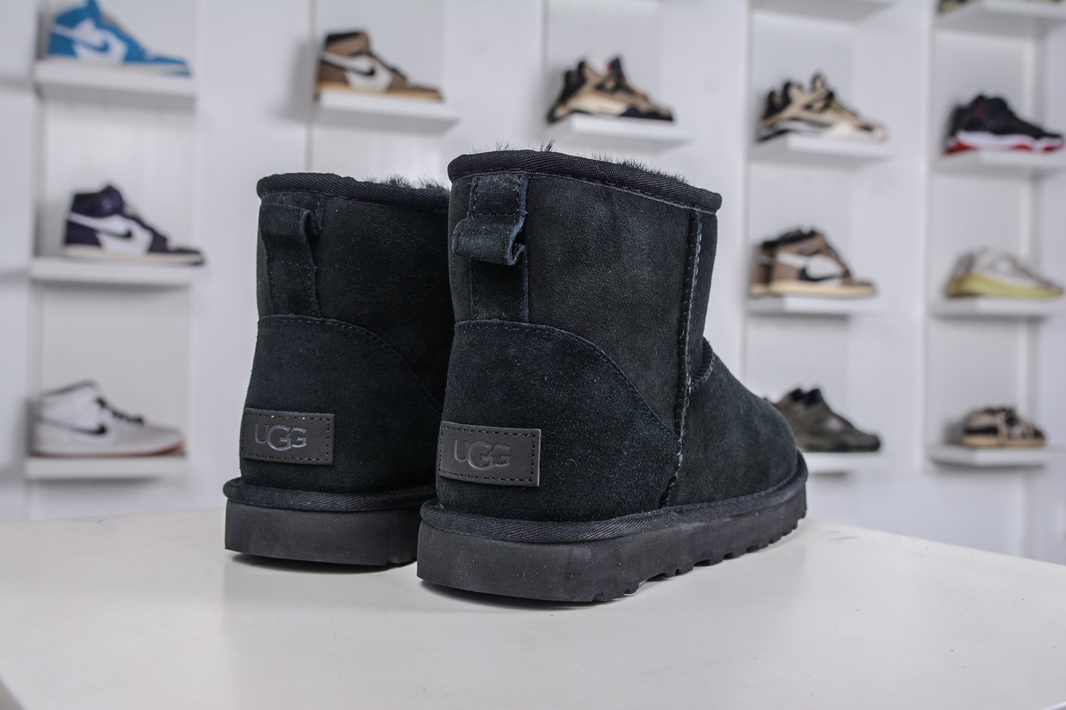 210 UGG CLASSIC MINI II 黑色 中筒薄底保暖雪地靴羊毛一体迷你短靴 1016222-BLK