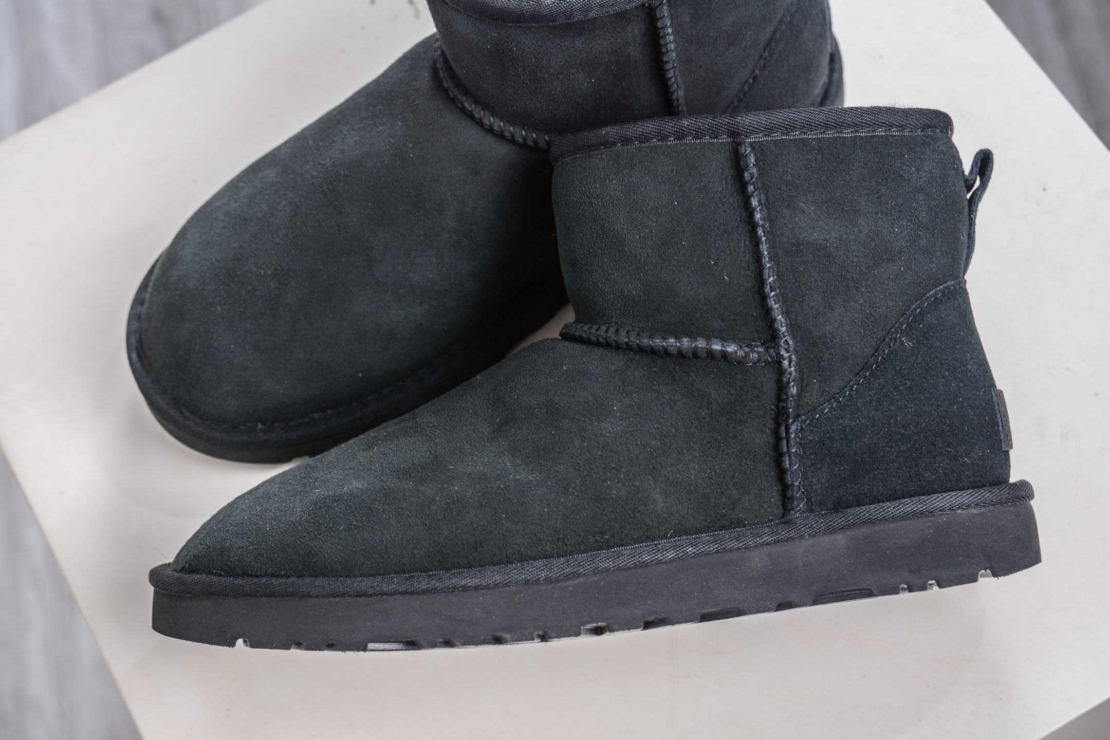 210 UGG CLASSIC MINI II 黑色 中筒薄底保暖雪地靴羊毛一体迷你短靴 1016222-BLK
