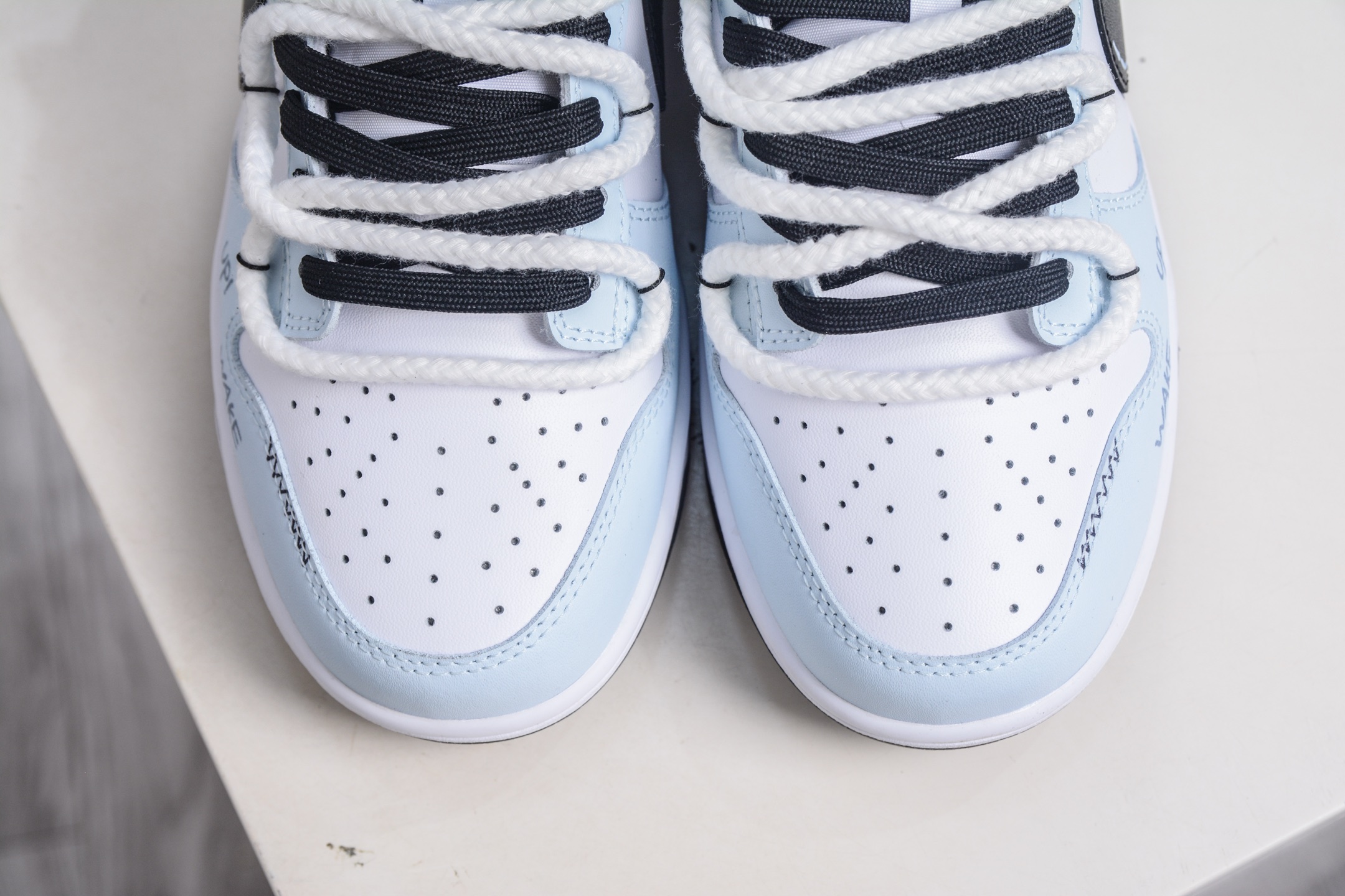 Nike Dunk Low 闹钟响了 淡青色 当浅蓝鞋身浸透晨光冰川蓝鞋面拼接纯白皮革 DD1391-100