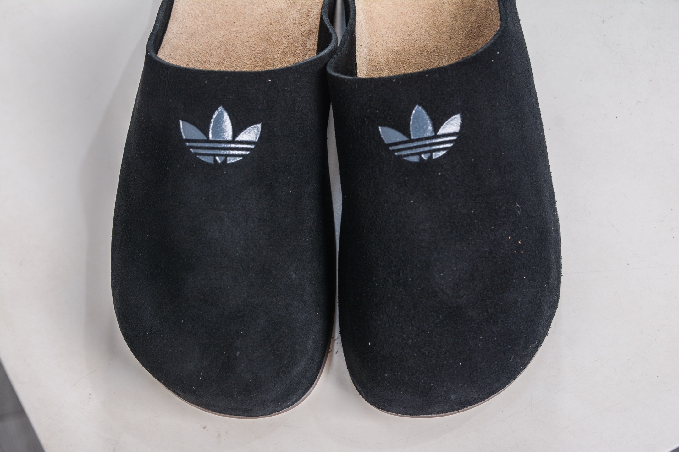 180 adidas originals Adimule 黑色 勃肯系 防磨防滑包头拖鞋 JQ4367