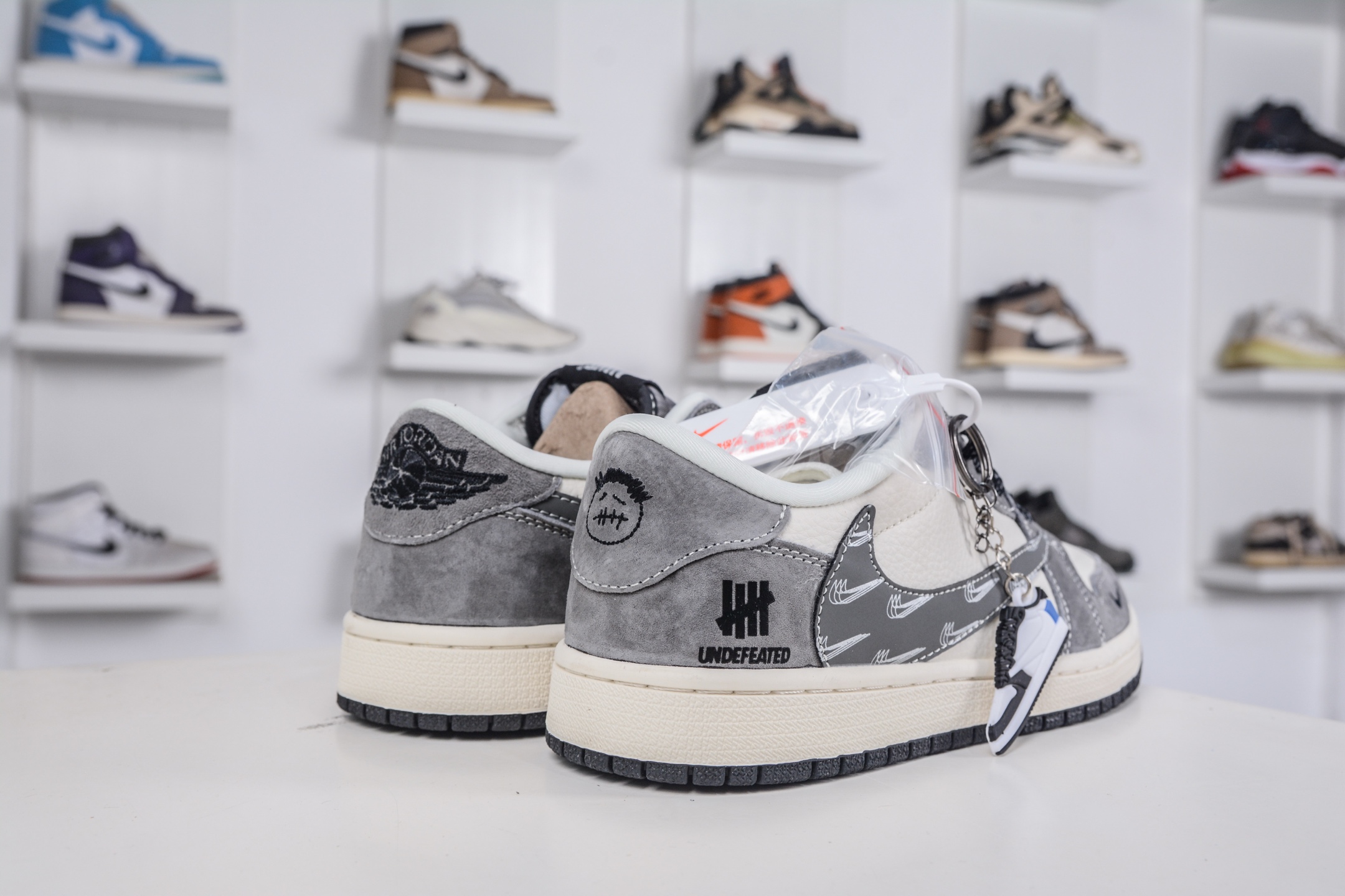 TS x Air Jordan AJ1 Low x UNDEFEATED UND联名-白灰 倒钩低帮联 DD7866-116-莆田鞋,莆田鞋货源,高仿鞋,高仿鞋货源,安福档口,莆田高仿鞋,莆田鞋批发,高仿鞋批发,莆田高仿运动鞋,高仿运动鞋,莆田运动鞋 TS x Air Jordan AJ1 Low x UNDEFEATED UND联名-白灰 倒钩低帮联 DD7866-116