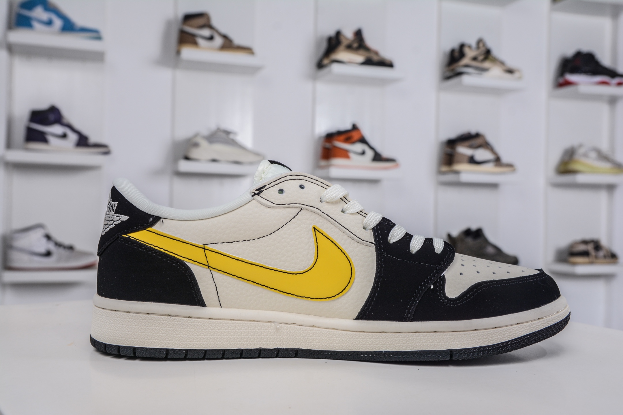 270 TS x Air Jordan x Fendi AJ1 Low 倒钩低帮芬迪联名-米黑黄 DD7866-111