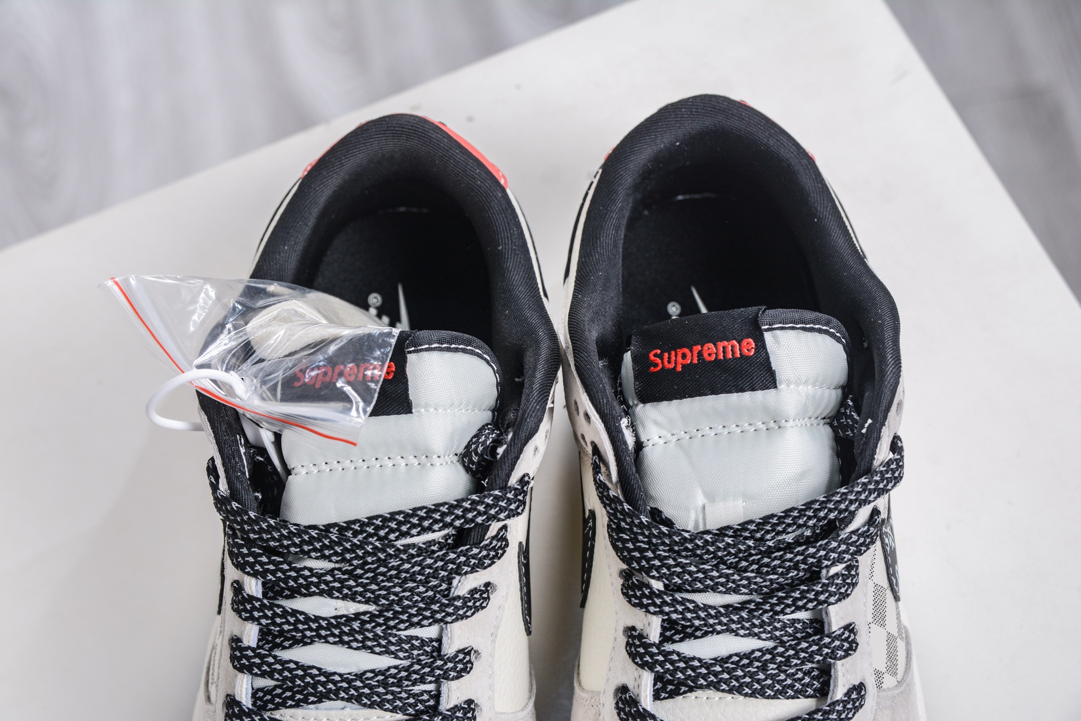 270 Nike SB Dunk Low x Superme SUP联名-奶白格子灰 SD8888-007