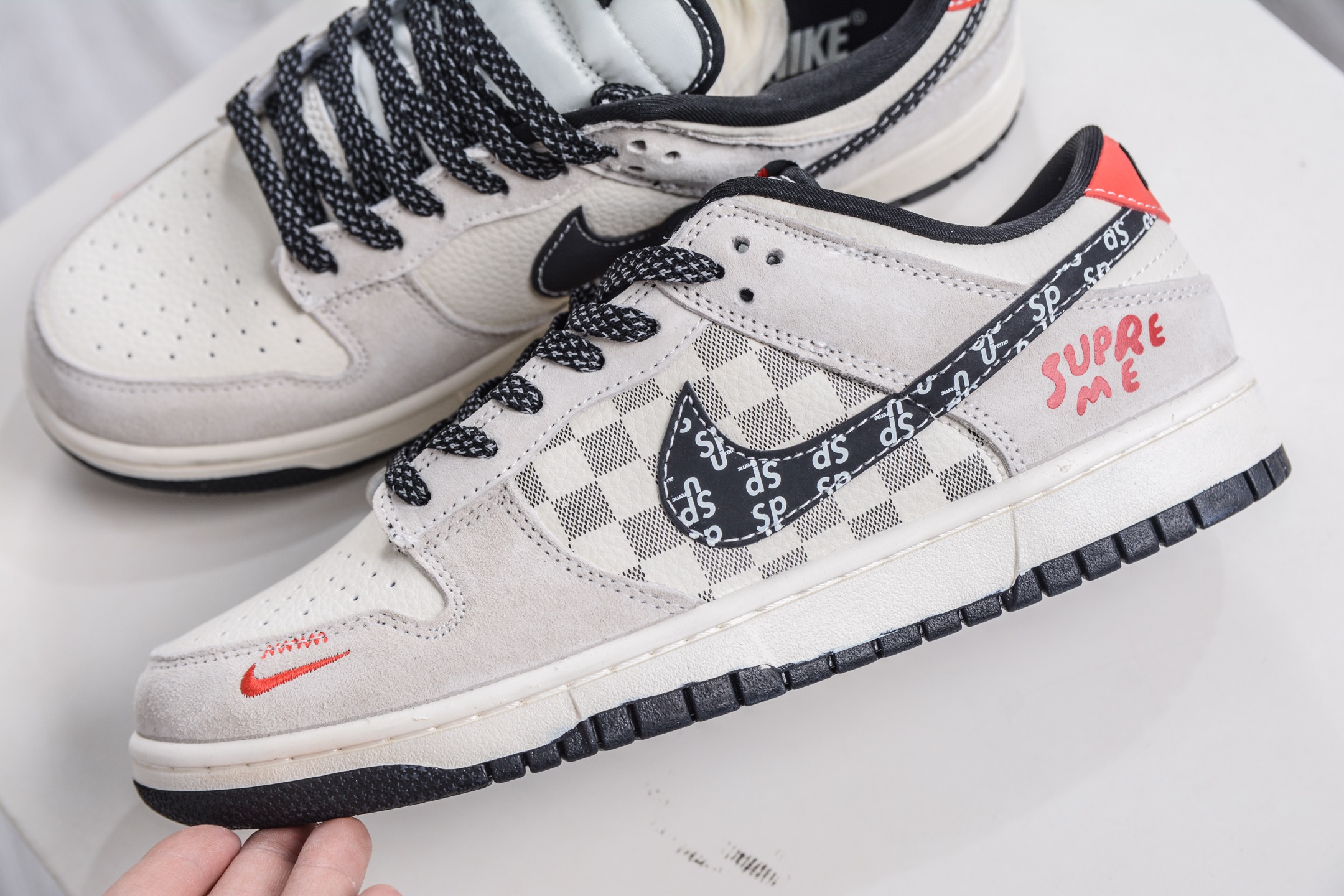 270 Nike SB Dunk Low x Superme SUP联名-奶白格子灰 SD8888-007