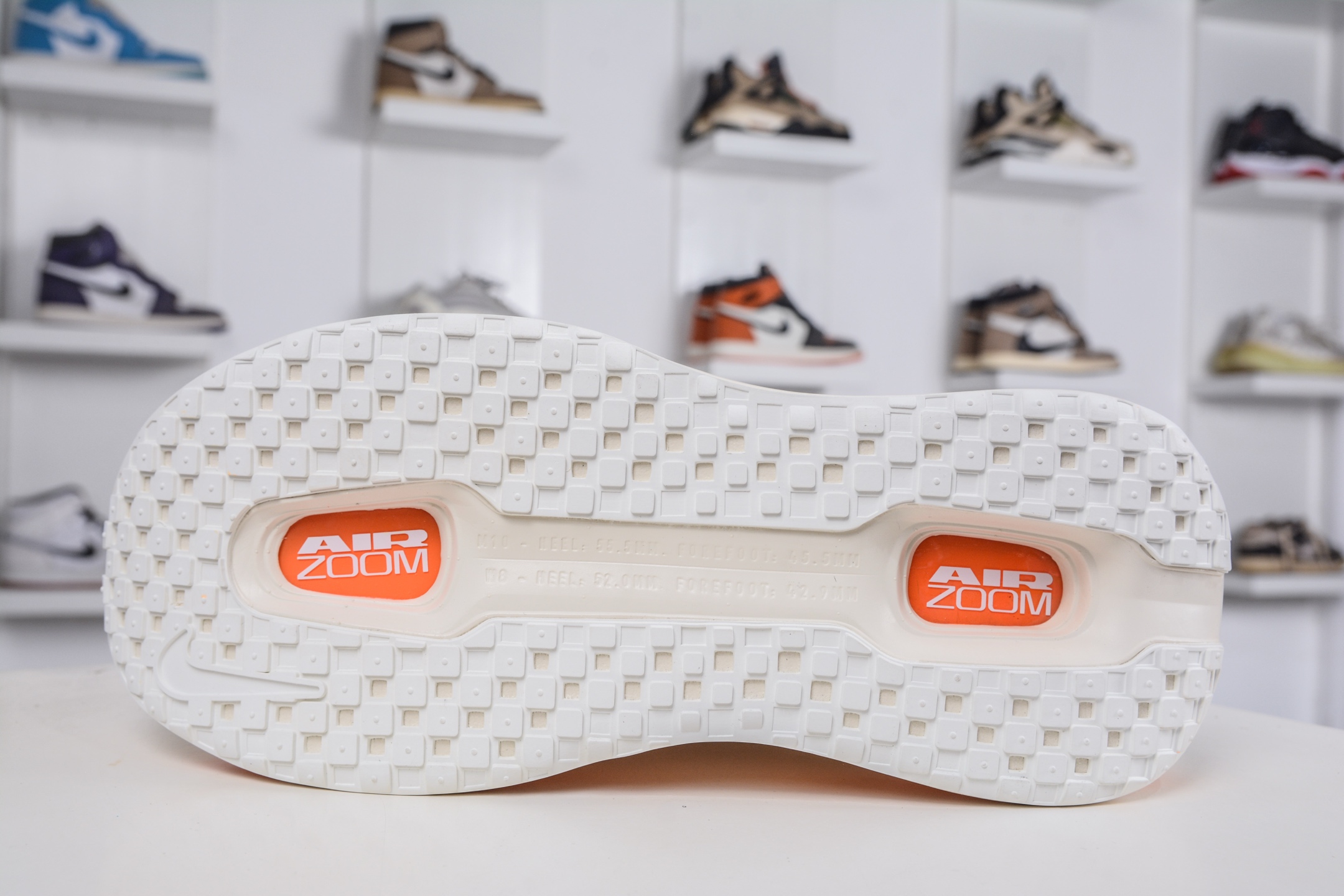 260 NIKE VOMERO PREMIUM 全掌气垫缓震网面运动跑鞋 IQ4035-100