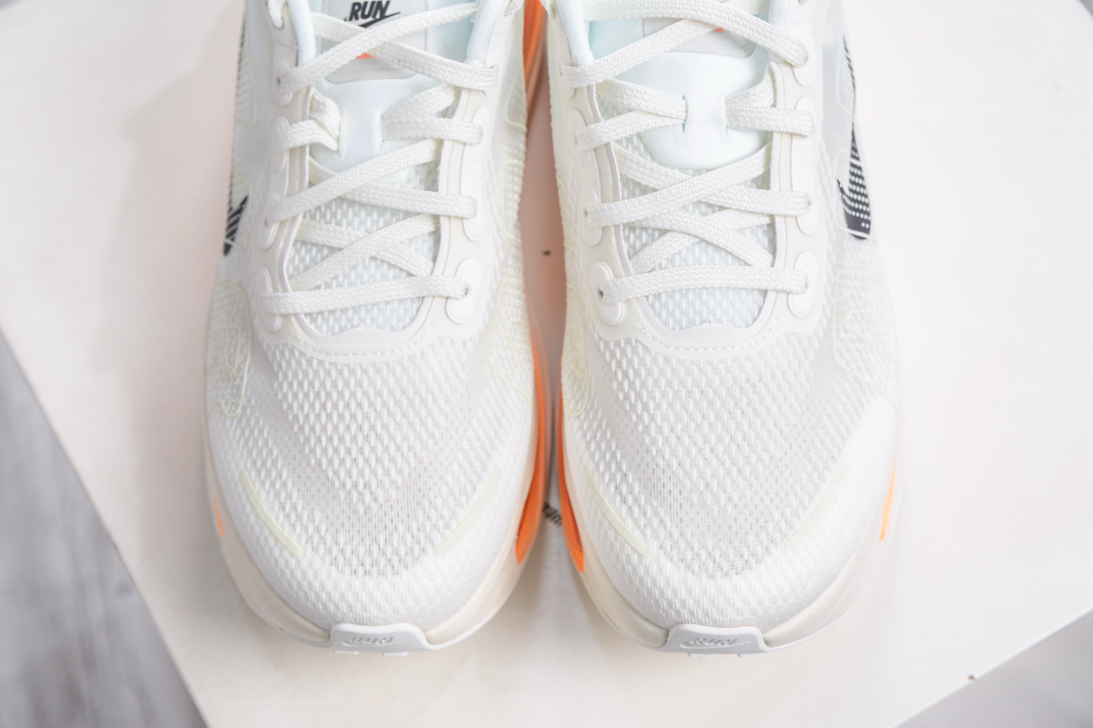 260 NIKE VOMERO PREMIUM 全掌气垫缓震网面运动跑鞋 IQ4035-100