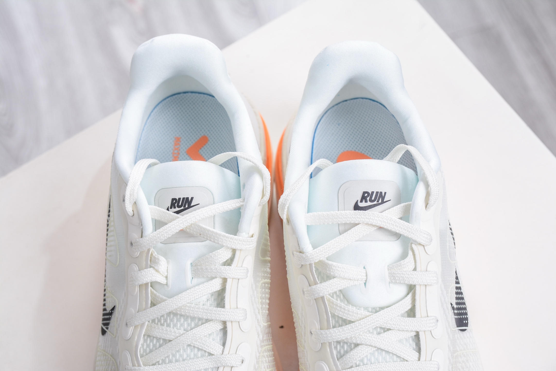 260 NIKE VOMERO PREMIUM 全掌气垫缓震网面运动跑鞋 IQ4035-100