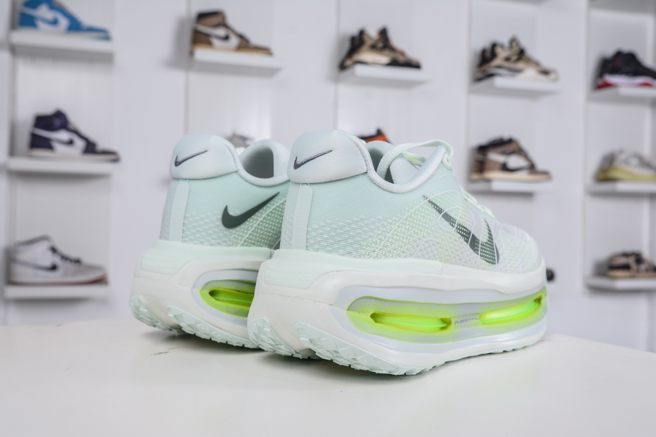 260 NIKE VOMERO PREMIUM 全掌气垫缓震网面运动跑鞋 HQ2050-300